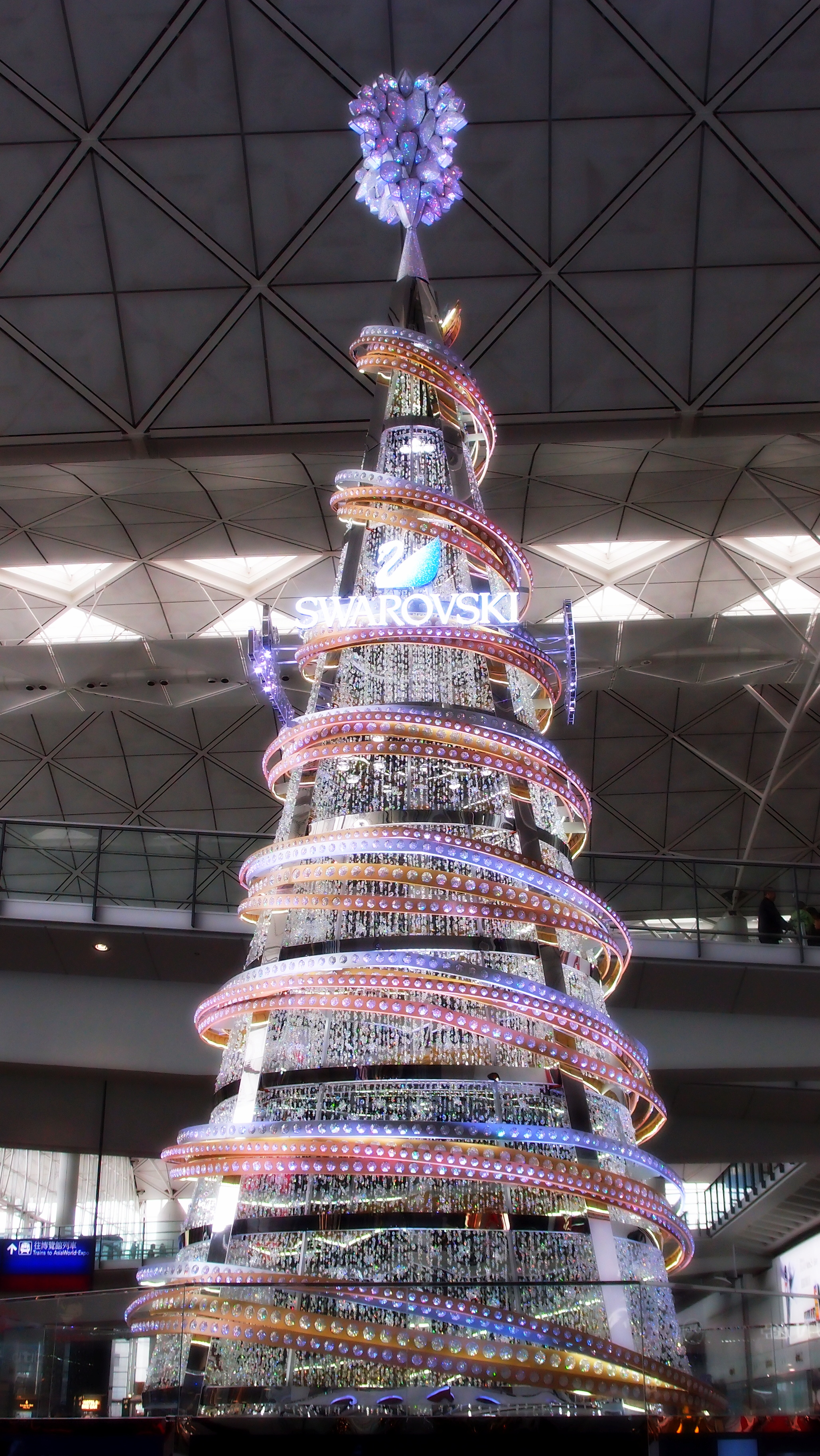 Now that's what I call a Christmas Tree, ok not your traditional fir tree but better than those 3 stupid dandelions in Statue Square