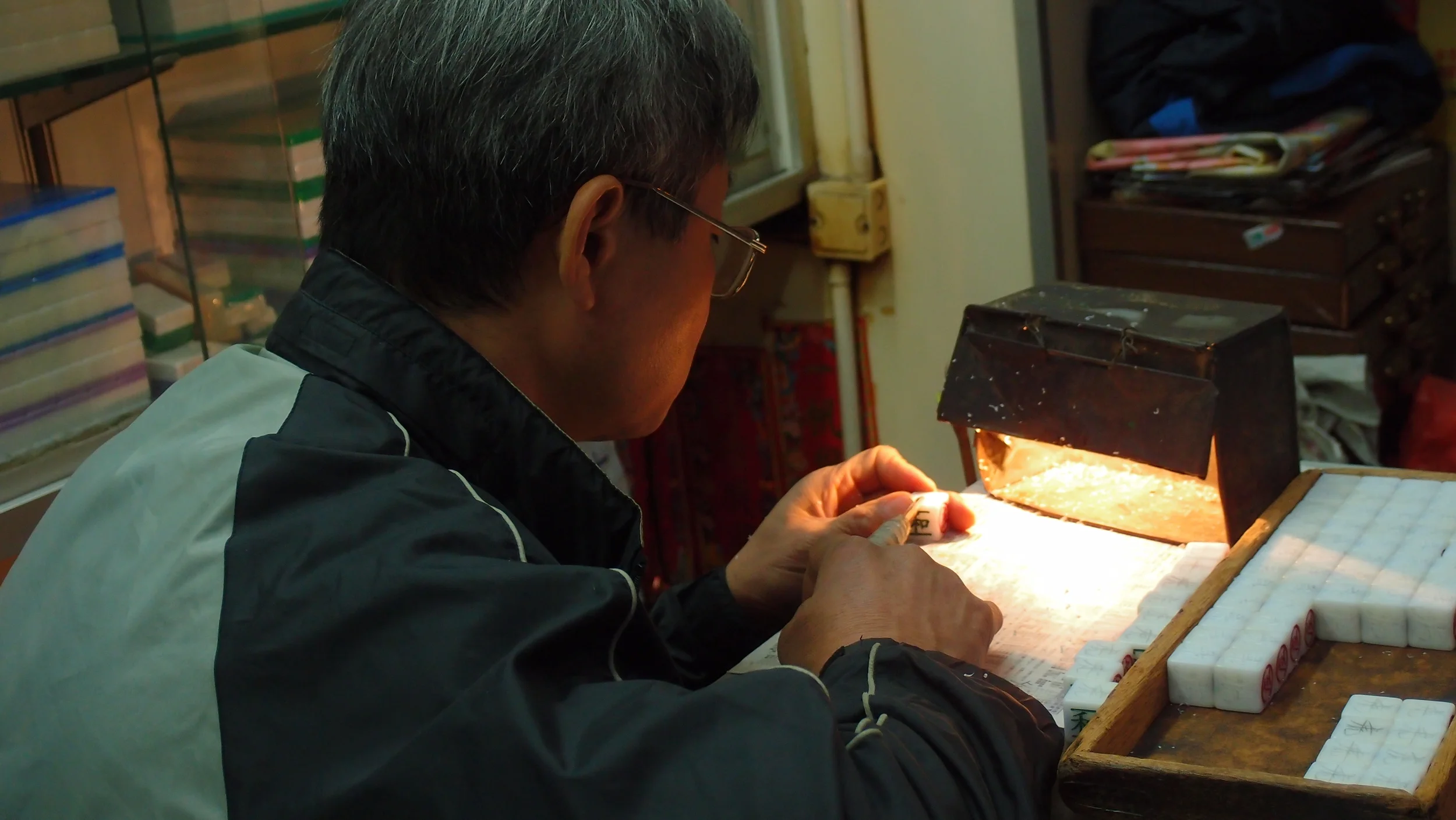 A real craftsman at work in Mongkok, making Mahjong tiles by hand