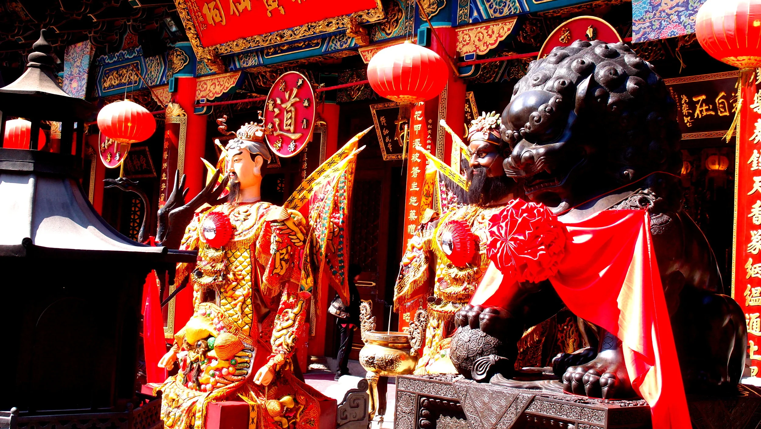 Chinese New Year is coming, the god's are getting fat..... the amazingly colourful Sik Sik Yuen Wong Tai Sin Temple