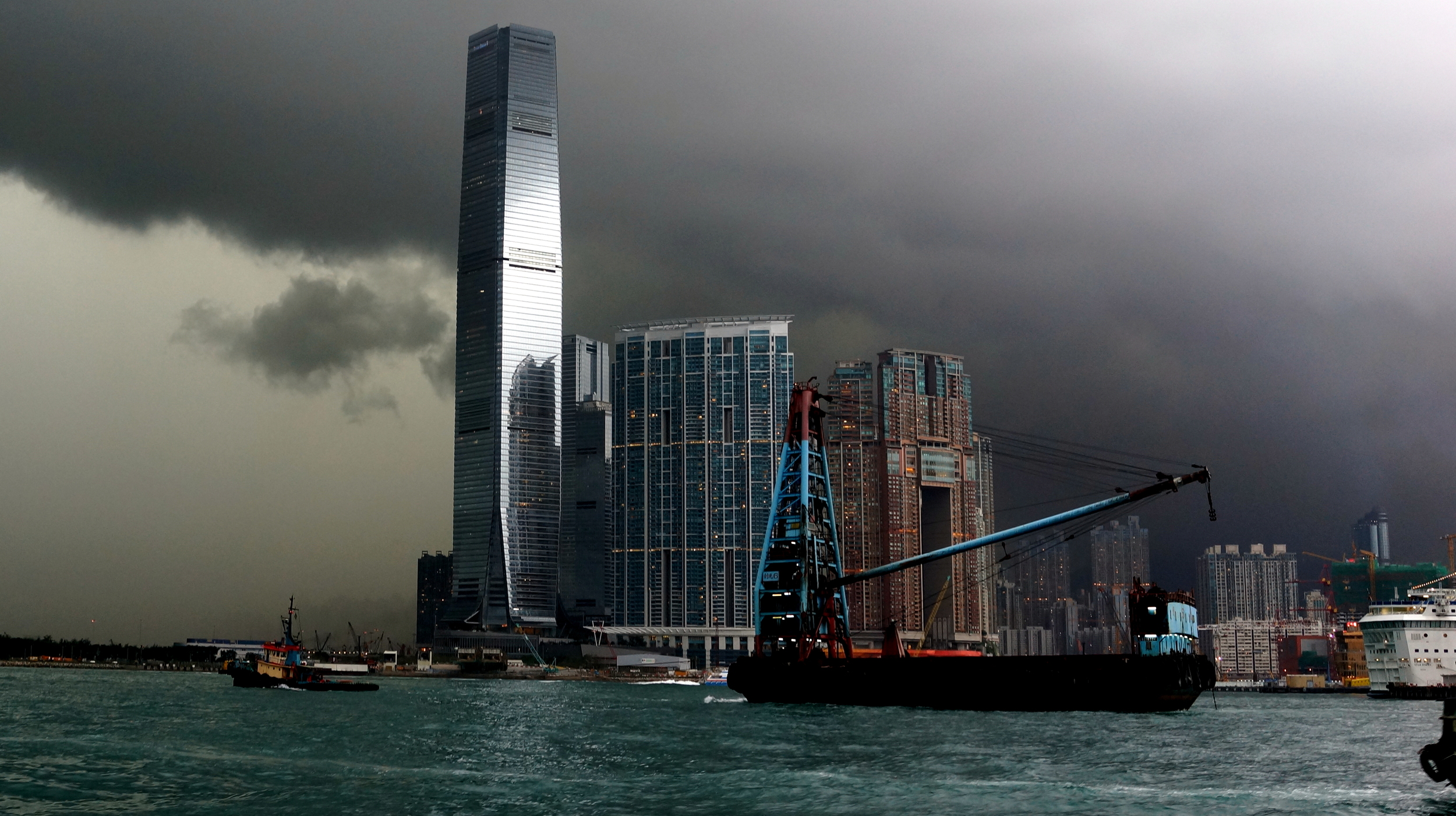 Yesterday was a typical wet day in Hong Kong - we had 7 inches of rain... this is the major thunderstorm that hit Hong Kong at 5.15pm yesterday.