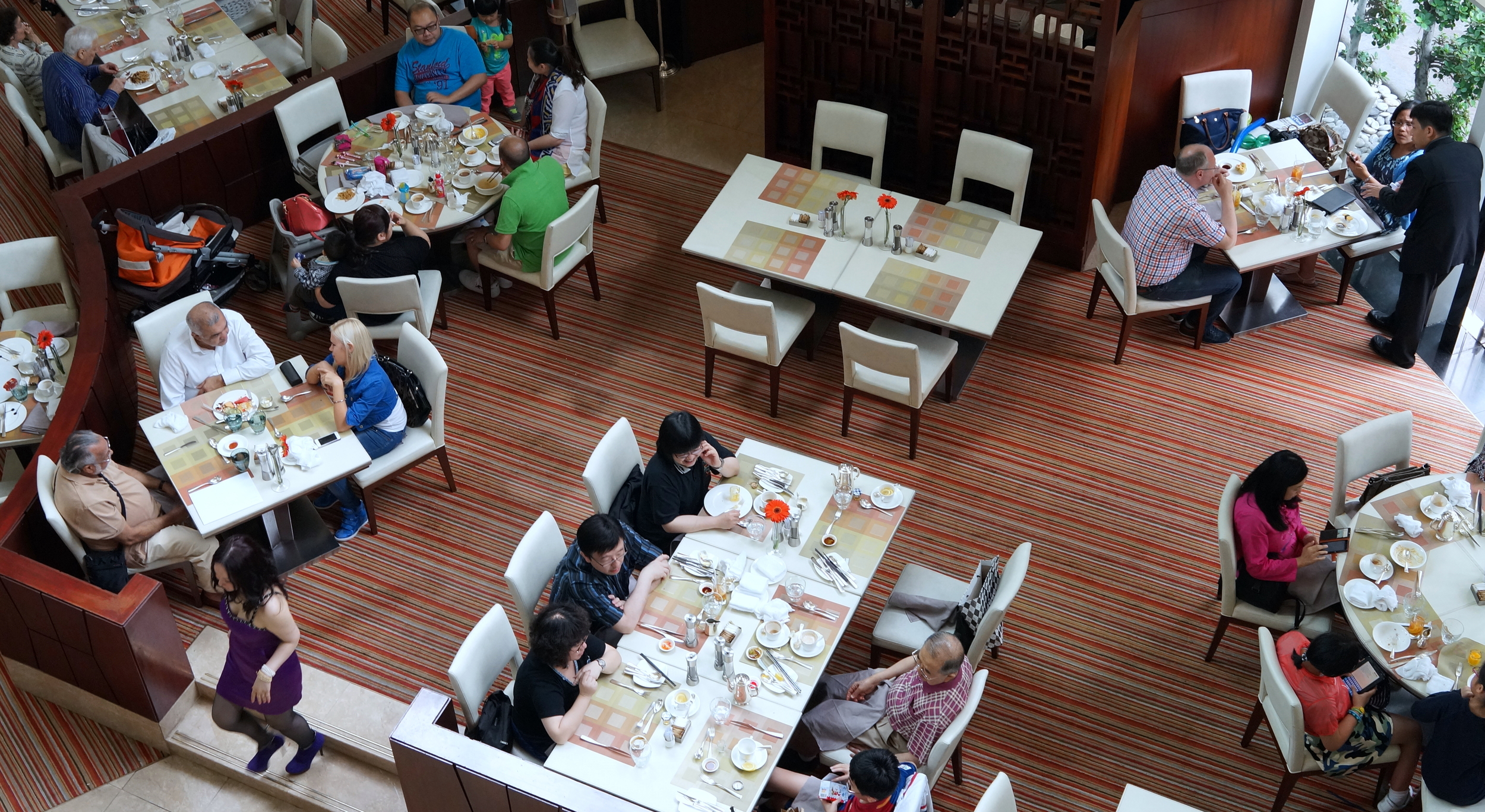 The Mini driving ladies who do lunch probably do lunch here at the Hotel Conrad