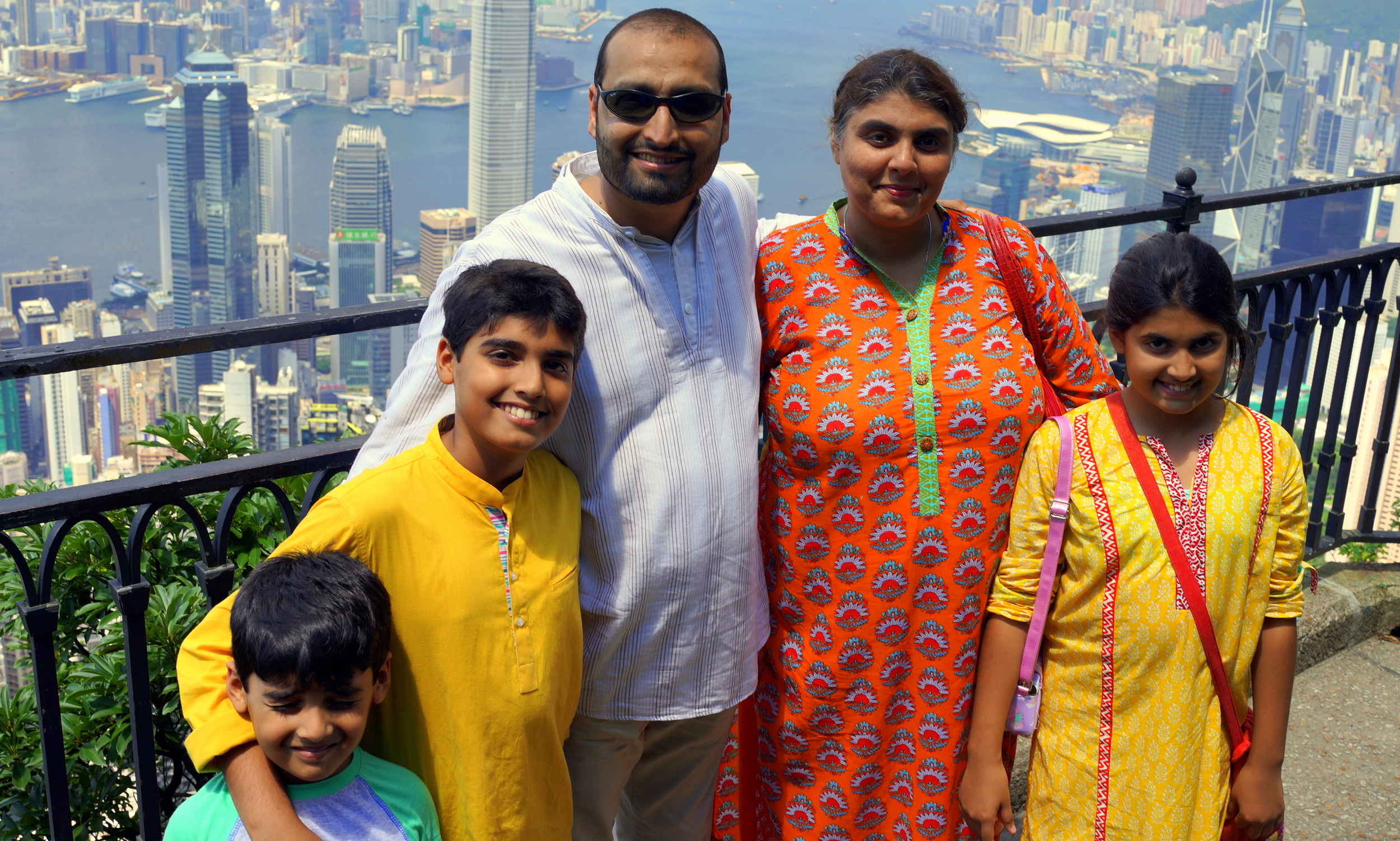 Meet Bareera, Faisal, Moosa, Lylah and Okkasha from Pakistan who spent a week + in Hong Kong, here they are at my spot at the Peak and it was a lovely clear day.