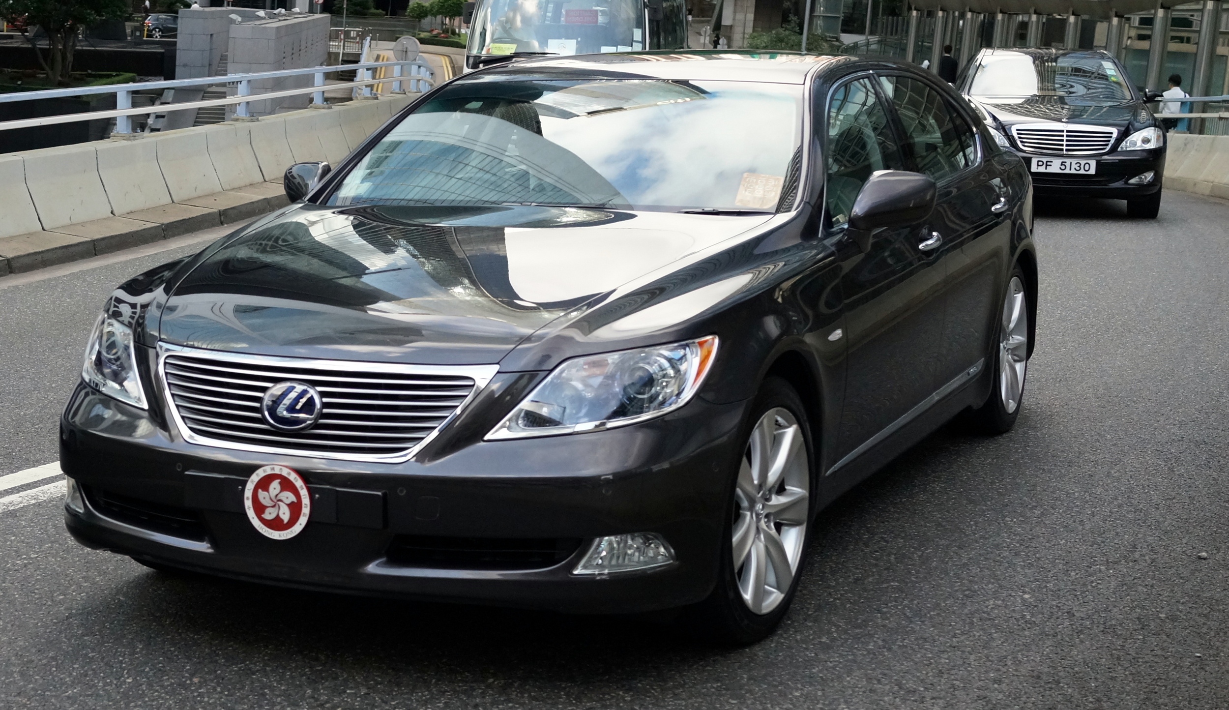 Hong Kong's esteemed leader has the official title of Chief Executive and I finally got a shot of his official car.. Yahoo!