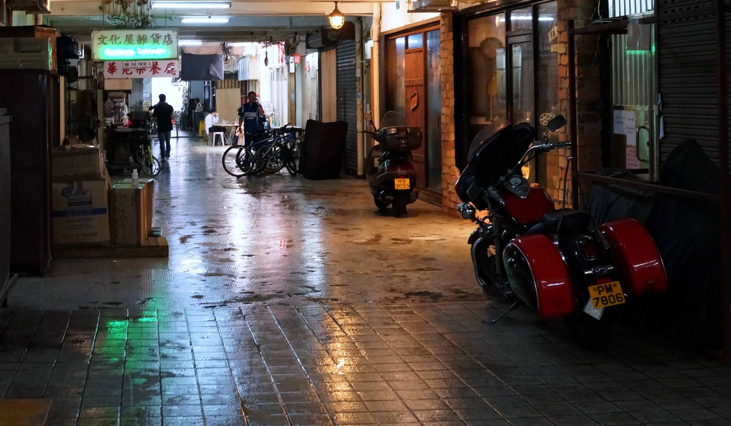 A very old and low key shopping mall filled with specialty shops and dodgy restaurants - Causeway Bay