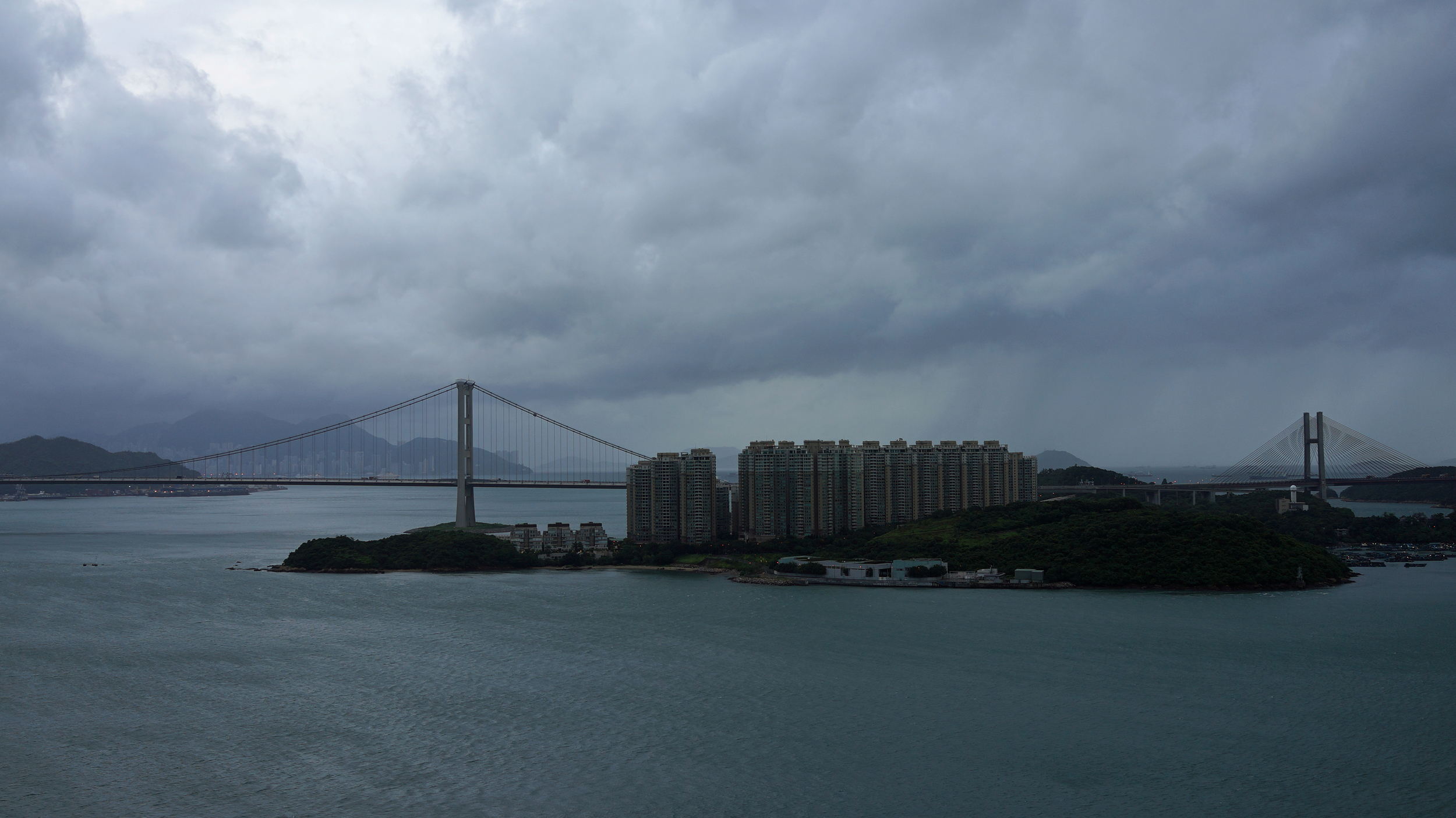 Ít looks like this big typhoon is giving us a miss, it is certainly windy but hardly any rain!! yahoo!