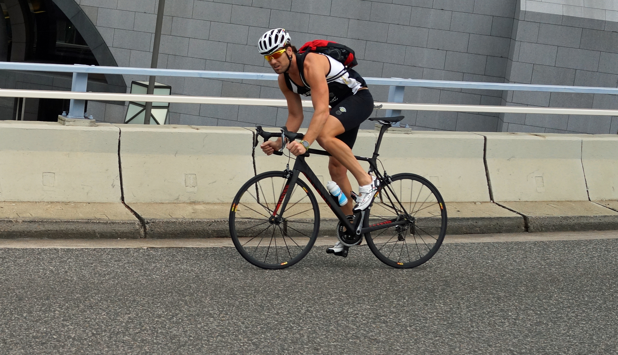 A spandex nutter giving me the evil eye.. he may think he looks cool but 10 seconds later a really cool chap in a Maserati went blasting past him!