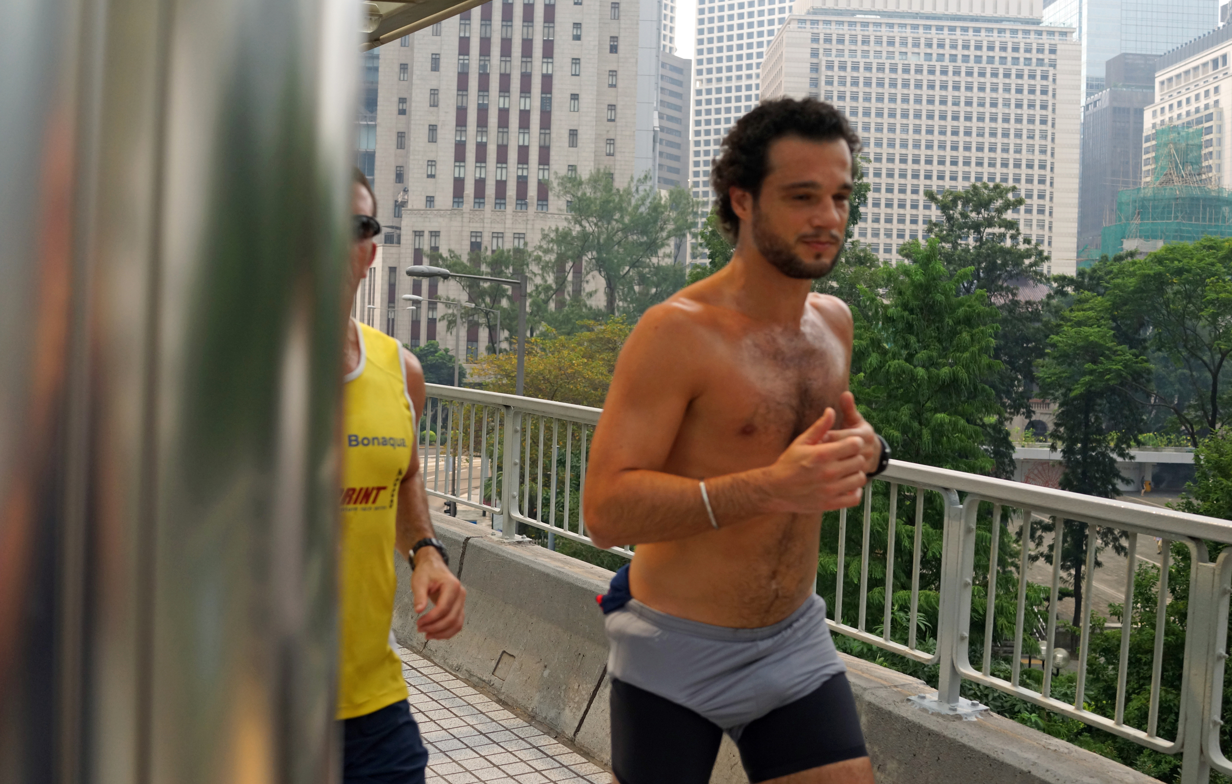 This guy is seriously fit and I am envious but he has rather questionable taste in running gear - to say he looks like a complete plonker is an understatement.