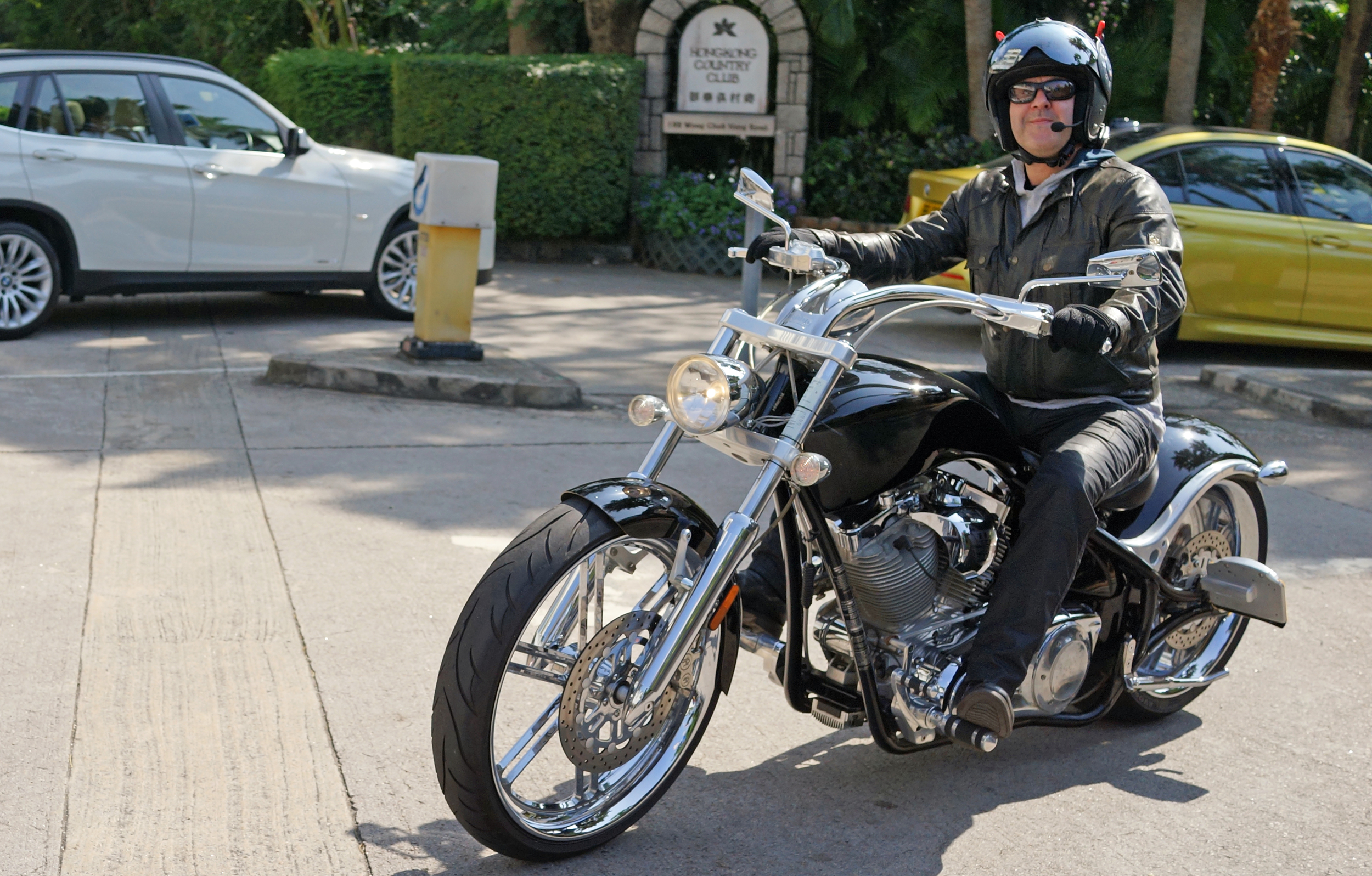 I spent a few minutes talking to this very interesting English chap, he also owns a magnificent Audi R8 which I have taken many pictures of.. he alternates between this amazing Harley and his Audi... nice life! oh.. and he is a member of the Hong Kong Country Club!