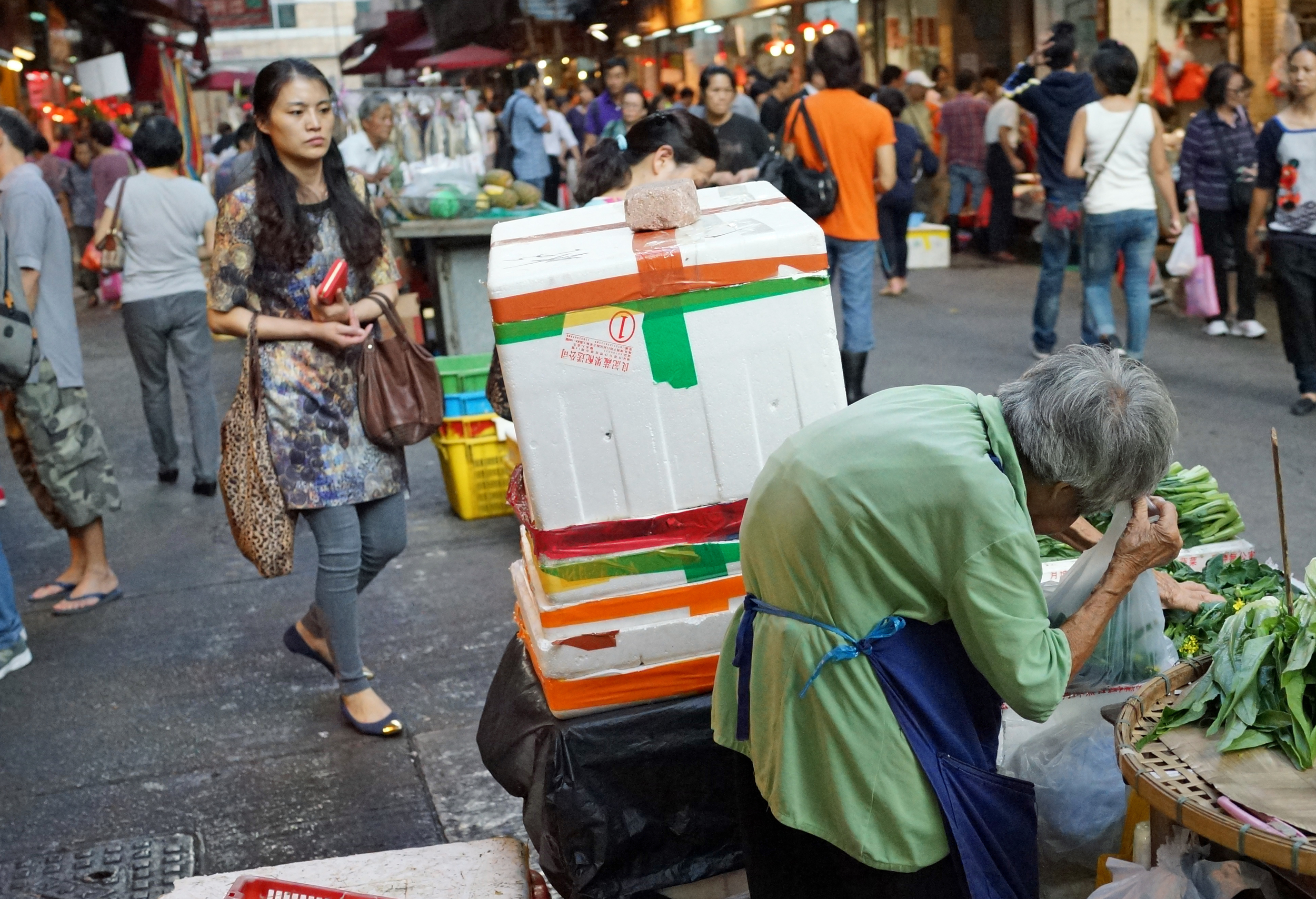 This scene is played out in most of Hong Kong street markets on a daily basis, very old ladies eking out a living selling all manner of cheap basic foods from corn to radish to ginger. You cannot help but feel sorry for them and our Government needs to try much harder to make sure that our old folk have a comfortable retirement.