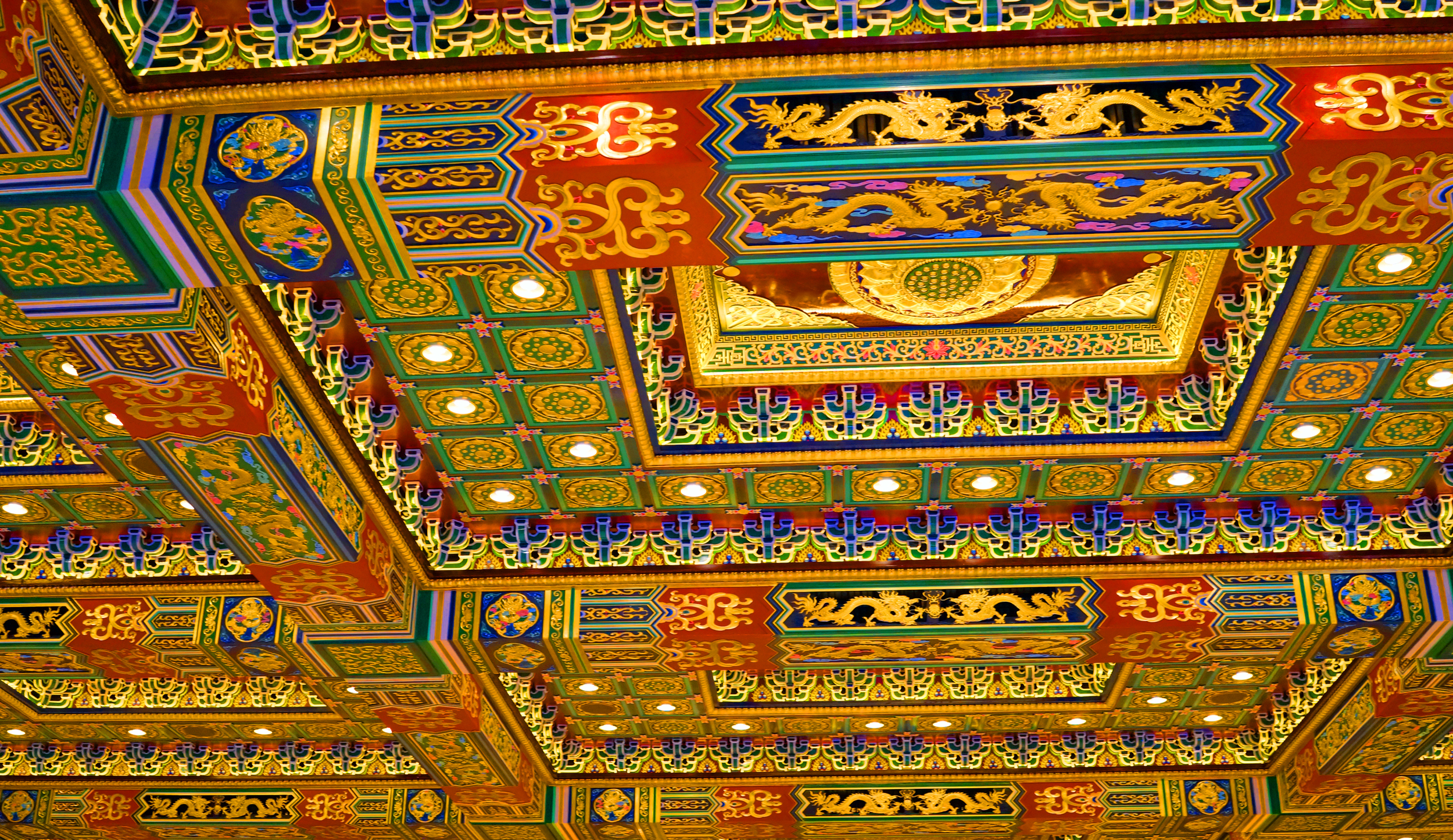 Oh my, the image does not do justice to the magnificent ceiling at the new Po Lin Monastery...