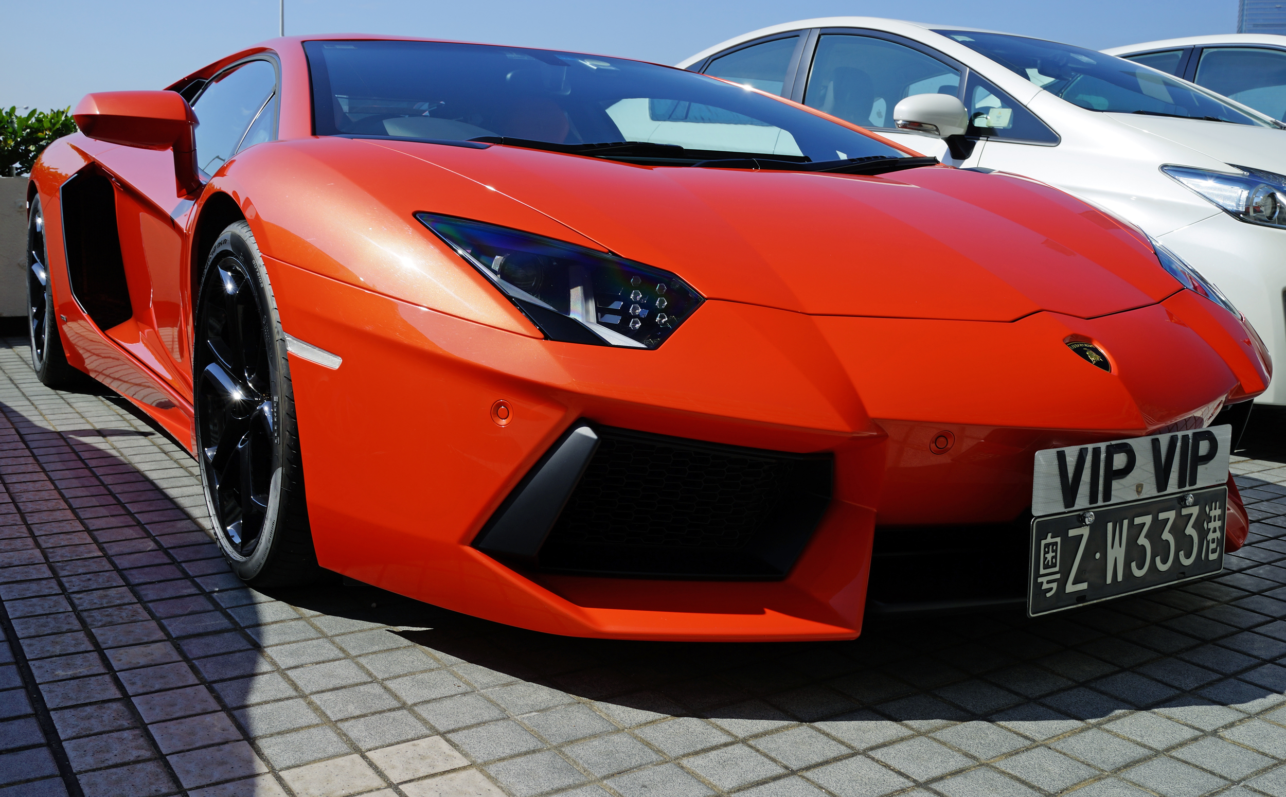 Oh lordy, what a magnificent specimen... an absolutely gobsmackingly brilliant Lamborghini with a great number plate VIP VIP - this gentleman is pretty darn sure of his place in the Universe.