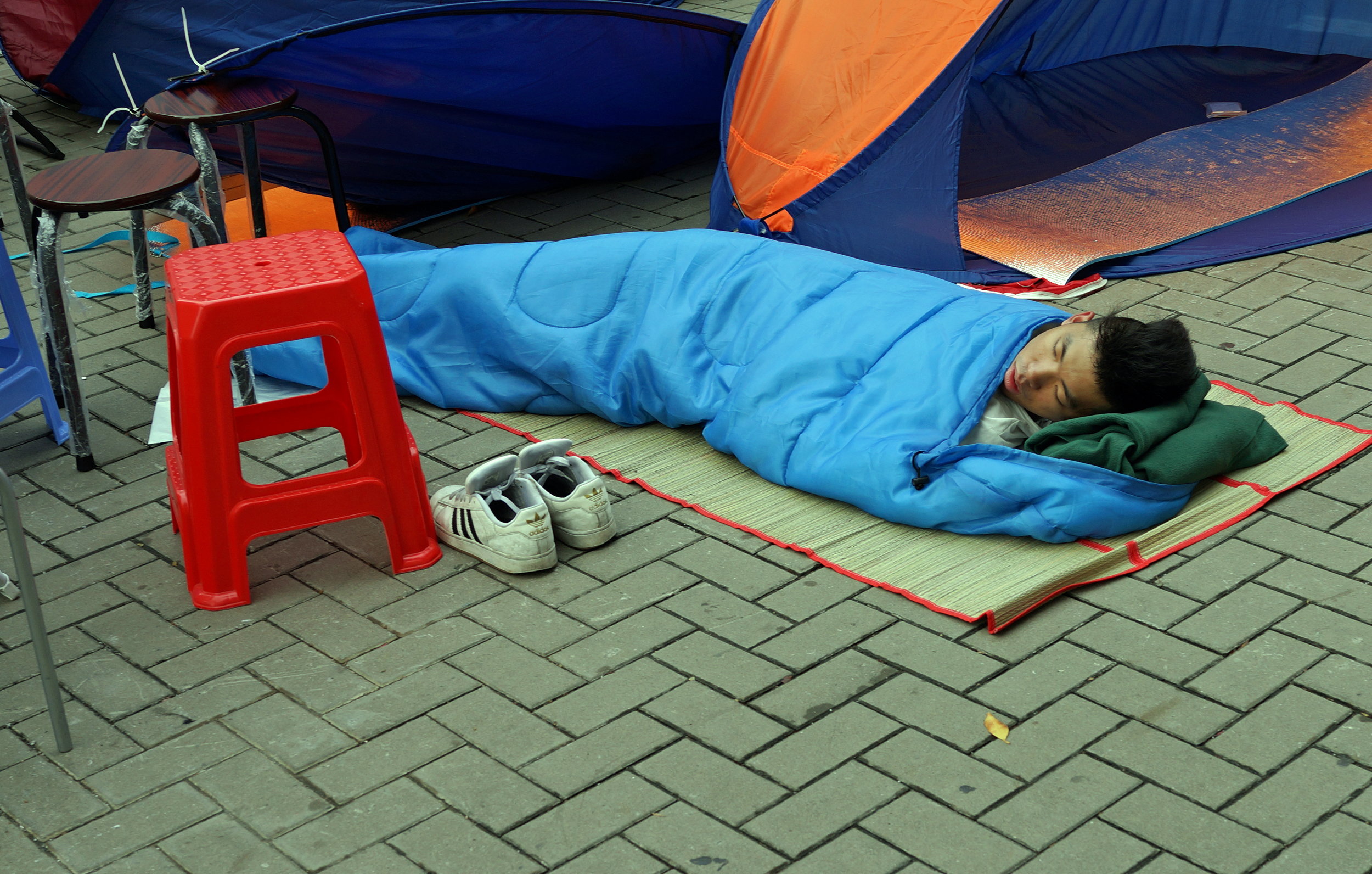 This is one of the so called peaceful protesters at the Admiralty protest site, I am sick to death of these boorish, yobbish, moronic yahoo's who have completely lost grip on reality... the Mong Kok site has gone, 8 weeks of protest and the site was cleared in 2 hours and now the "student leaders" are acting like 5 years olds whinging and whining about Police brutality and giving the impression that we should be grateful that they are not going to try and retake Mong Kok! Myself and the vast majority of people that live and work on Hong Kong Island are sick to death of being caught up in the massive traffic jams that occur daily on the Island. I am counting down the days until the goon squad clears out this rabble from Admiralty.