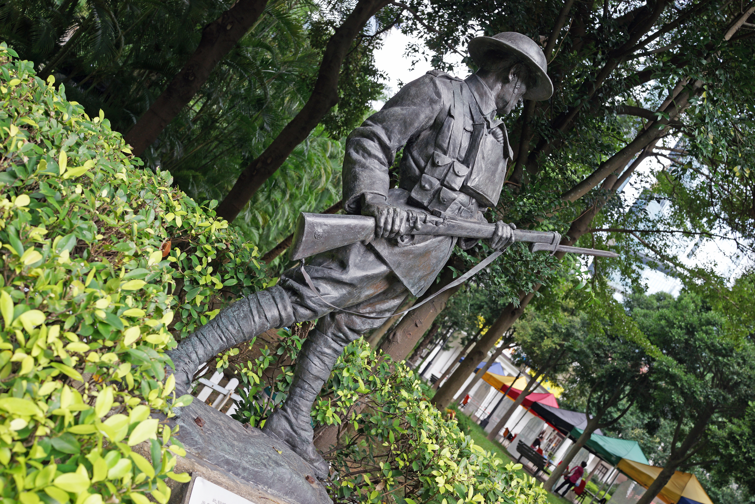 A World War 1 statue for a 2nd World War soldier - how very odd?