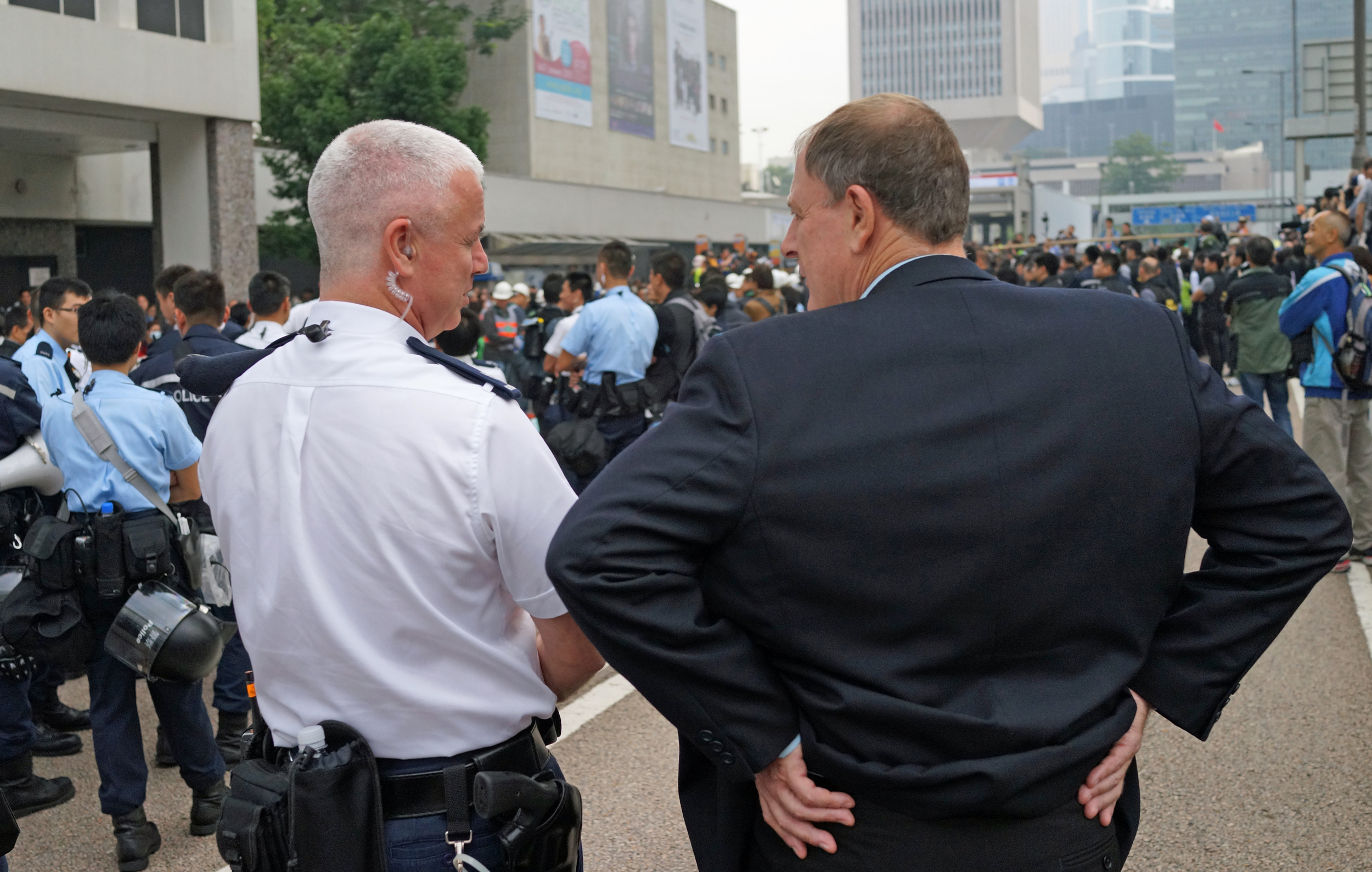 The chap in the white shirt talking with the suit was one of the 3 on site Commanders - we arrived at the scene at 10.30am and left at 4.30pm, it was absolutely fascinating to watch how the protest site was cleared without any of the usual violence.
