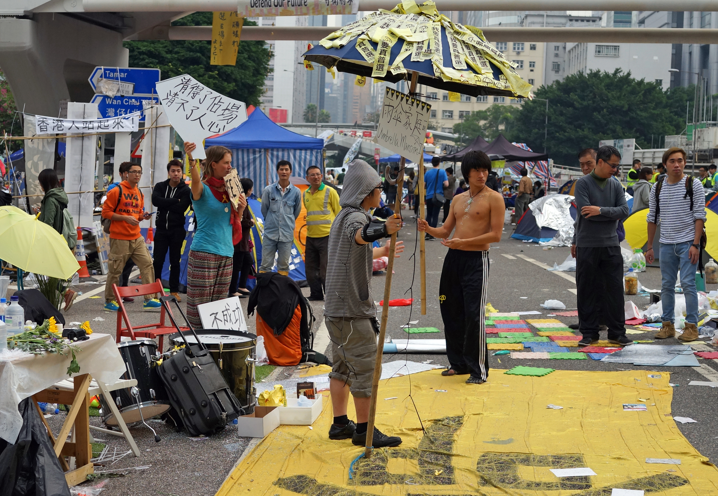 The protests attracted their fair share of loonies, none more so than these 2 characters shown above who appeared to be on something... the guy in the hoodie, well heaven help us if he is one of Hong Kong's future leaders and the kung fu guy without the shirt was to pudgy to be a Bruce Lee look a like and I was bemused to see a white lady (blue shirt) there to show her support.