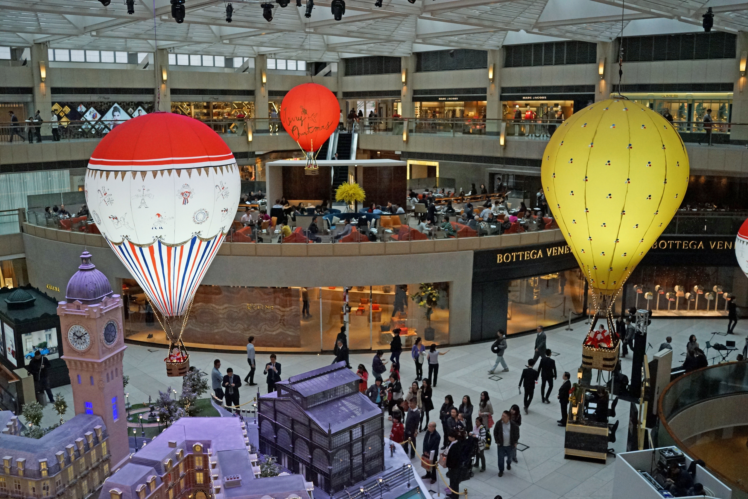 You can always rely on the Landmark for some excellent Christmas decorations - this year a Parisian theme - well done!