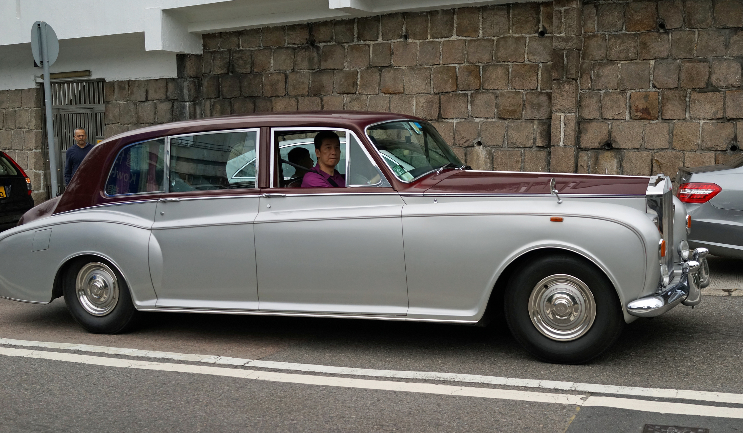 What a beautiful old Rolls Royce spotted at one of my favourite haunts, the Hong Kong Country Club and I was delighted to see a large family in it and really enjoying the ride - brilliant.