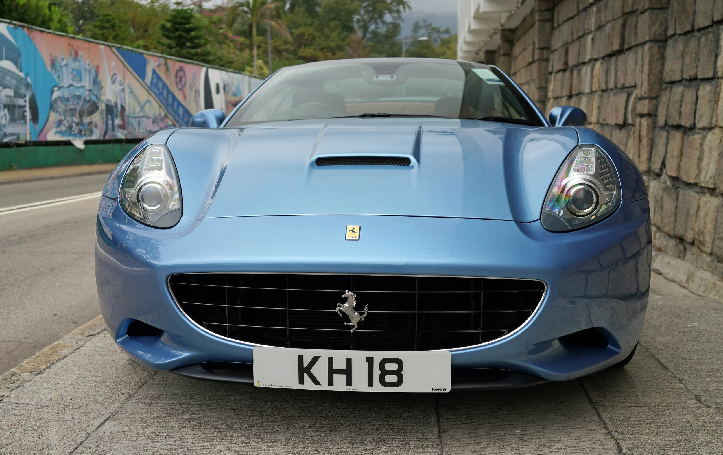 Oh lordy - what a fabulous non bog standard Ferrari.... I love red Ferrari's but every now and then.....