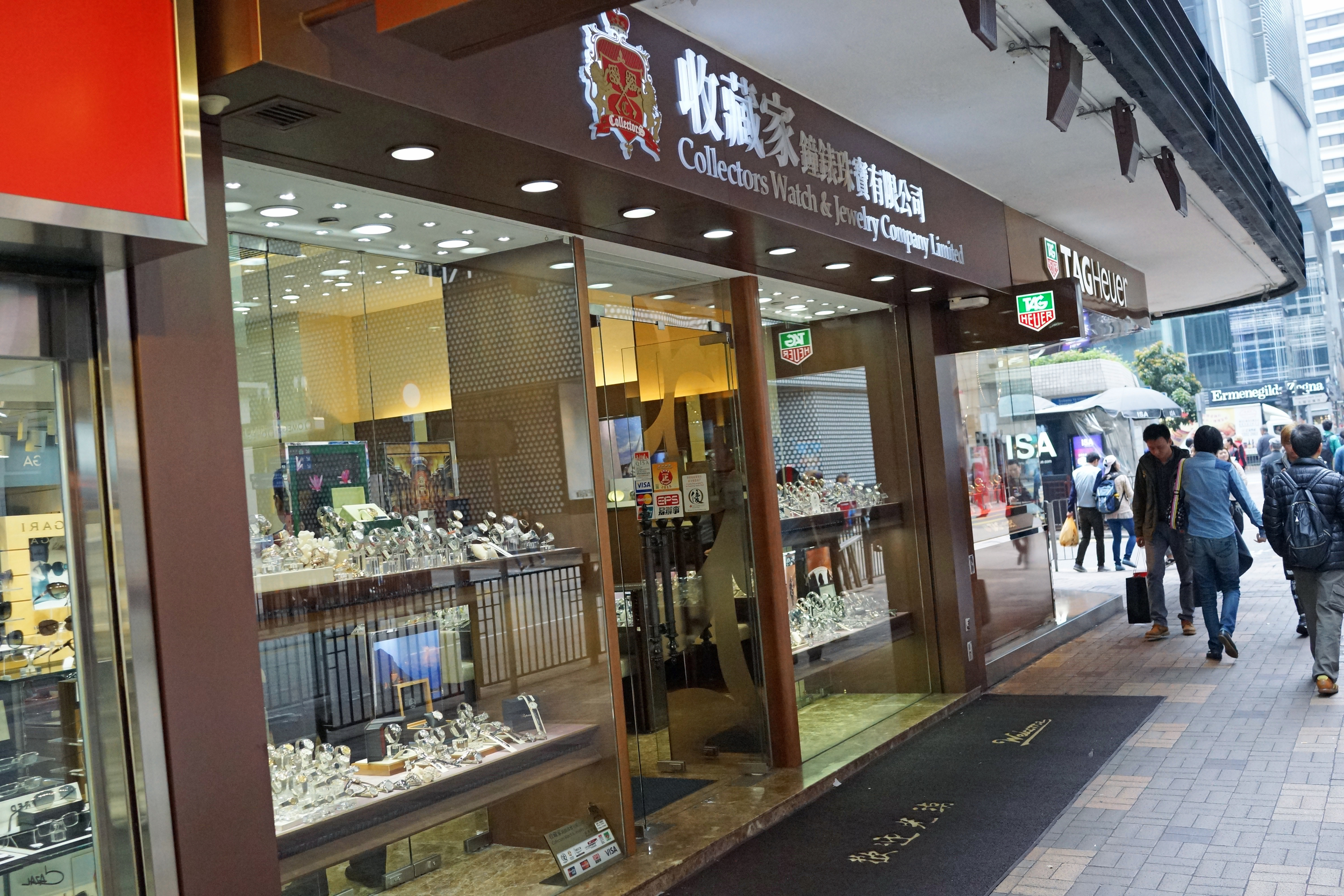 This watch shop on Peking Road in TST, Kowloon was held up last week by a gun toting robber! amazingly this was the first robbery with a gun in Hong Kong in 11 years!! -