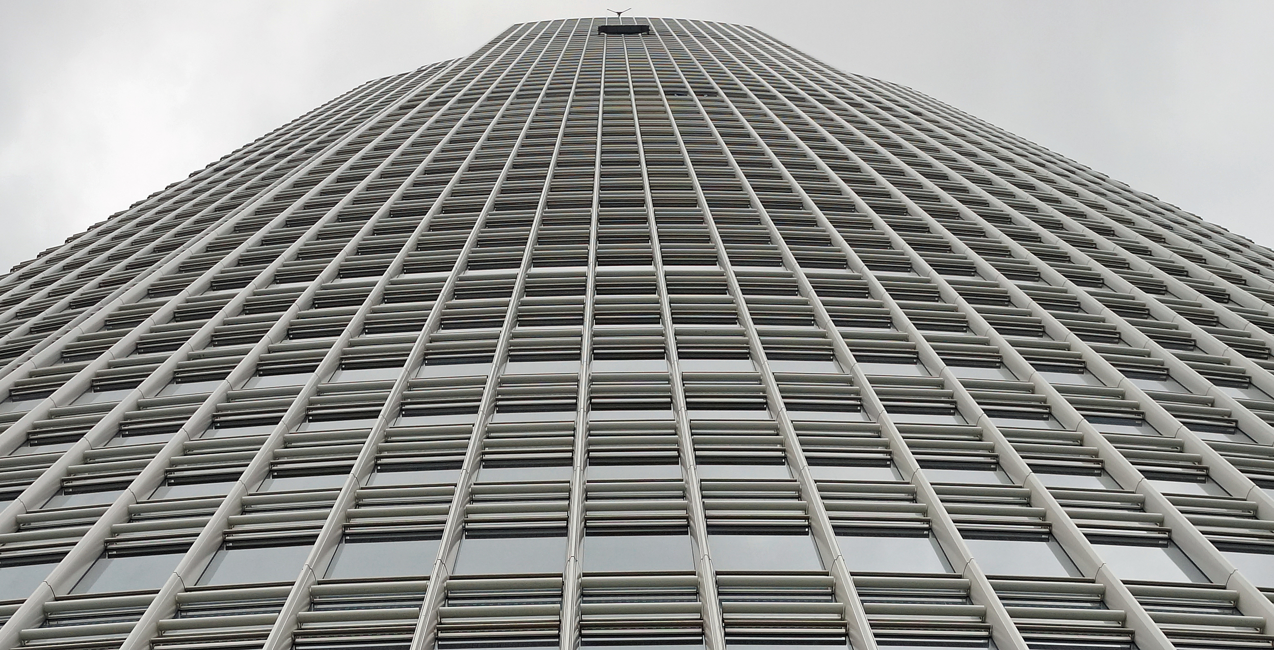 I am always in awe of those slightly barking mad people that wash windows on our famed skyscrapers - these guys started on the 88th floor of IFC 2 in Central. It must be an interesting if slightly terrifying job.