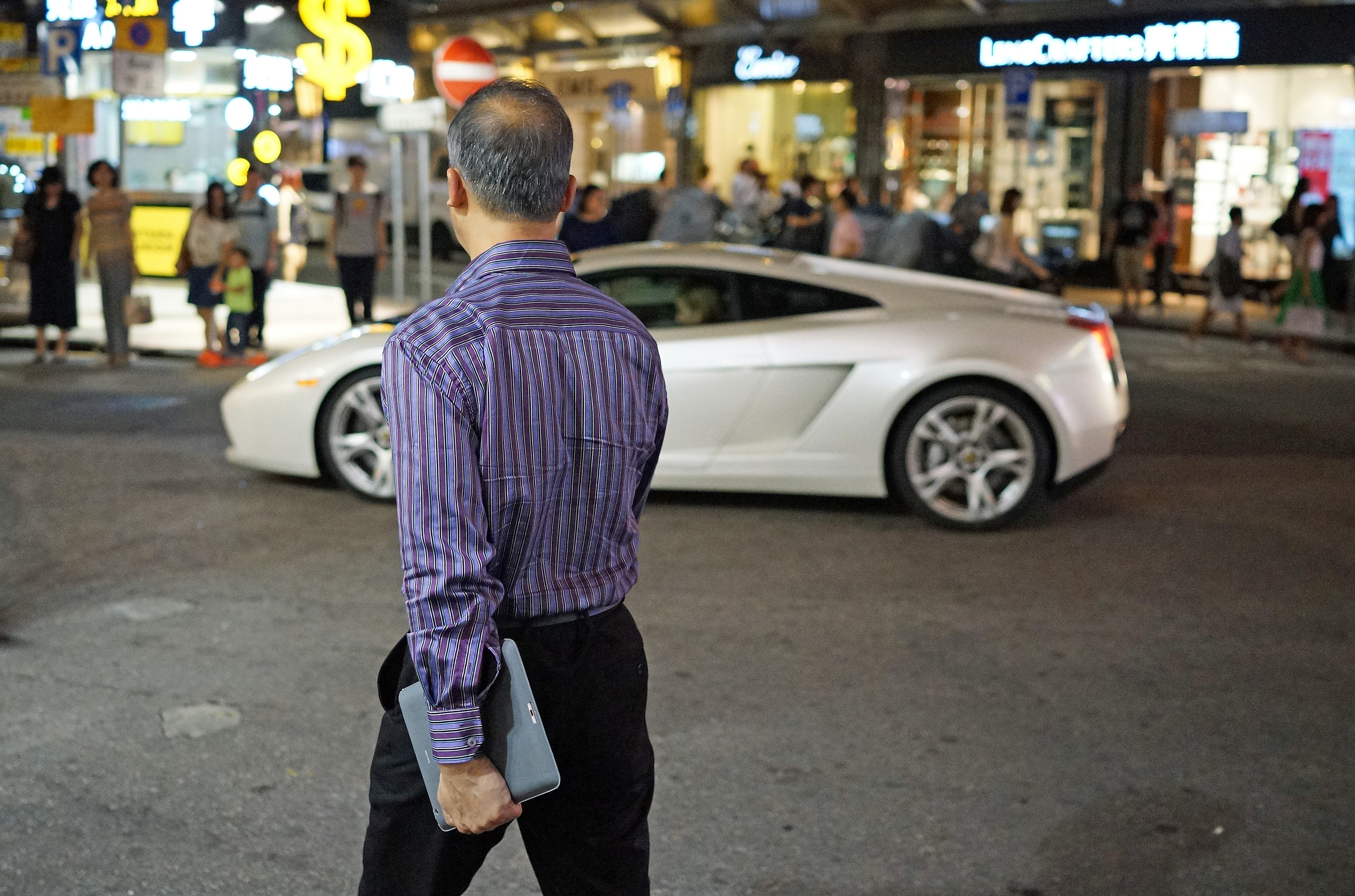 It is not like I am invisible when I am photographing cars and yet I always get moron's walking in front of me just as I am pressing the button! so much for the nice Lamborghini!