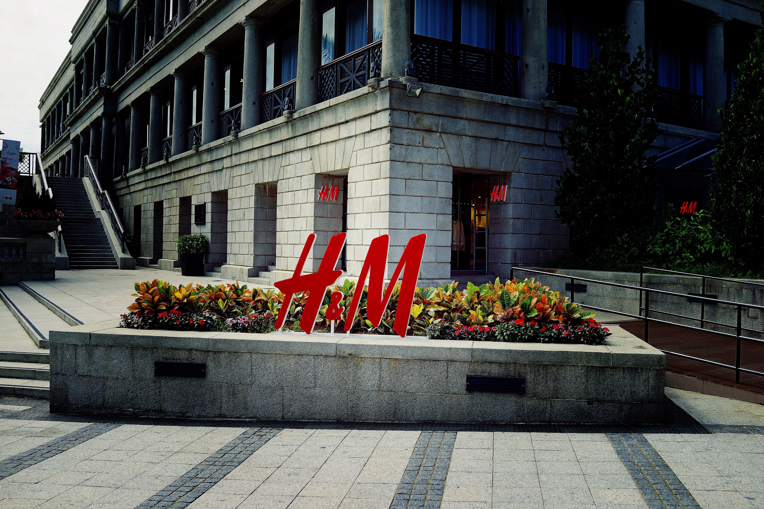 I have nothing against H & M, I do not personally buy from them but I am sure they are a fine retailer but there is something wrong in Hong Kong when Murray House, a listed building in Stanley allows H & M to take over a huge chunk of the building. Stanley is a wonderful old colonial place on the South Side of Hong Kong Island, it is not busy during the week but comes alive on a weekend (which I am sure H & M has factored into their calculations) it just seems so out of place and detracts from the ambience of the place... A lot of local folk will probably now think that H & M will bring in all the high end jewelllery stores and then a bunch of other retailers will then flock to Stanley and then the Mainland Chinese Tourists will then arrive by the busload...