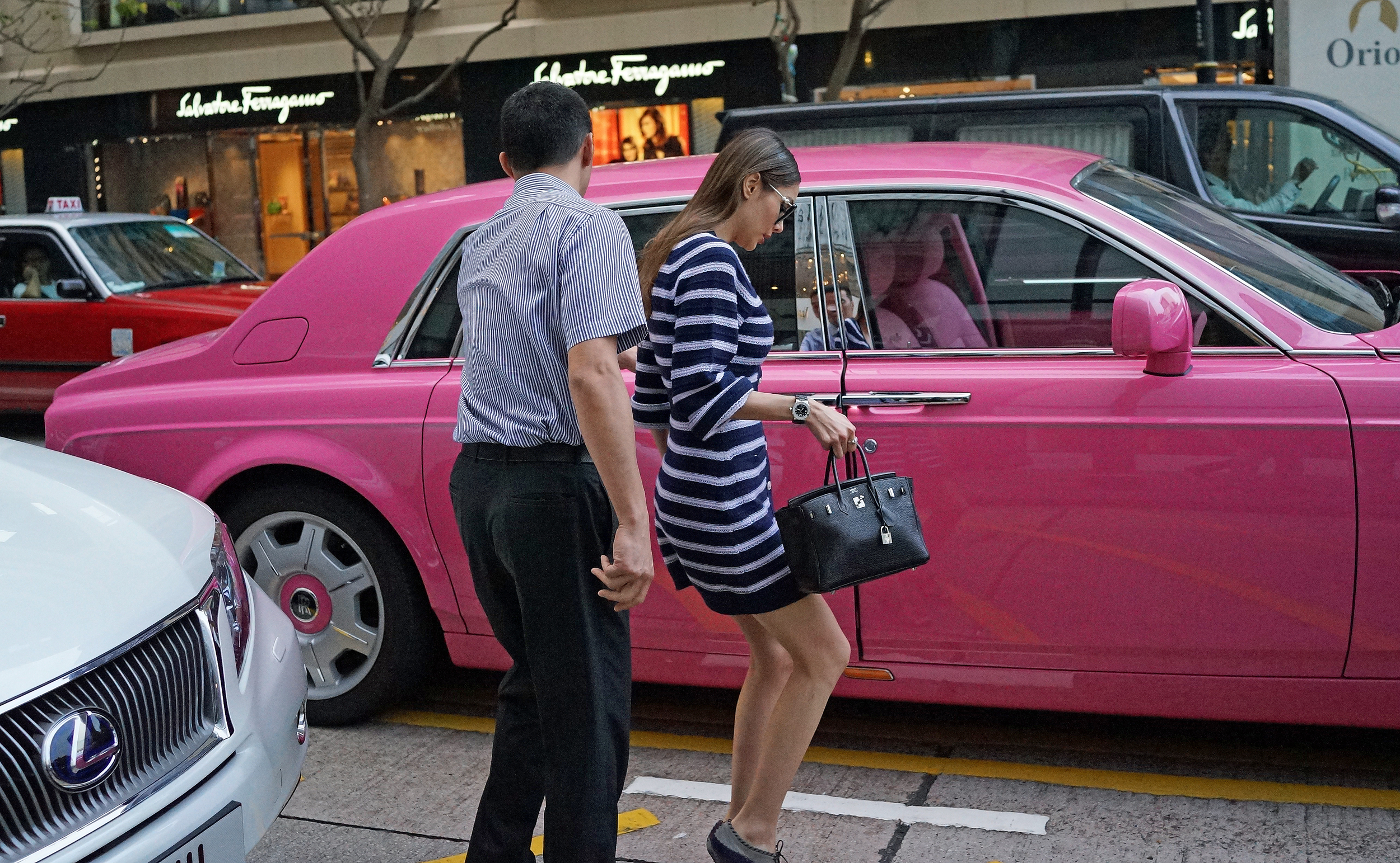 Deborah is rather magnificent isn't she...... she is the owner of this somewhat garish pink Rolls Royce Phantom (shades of Lady Penelope from the Thunderbirds) - she has of course got the frightfully daring number plate which simply says DEBORAH.