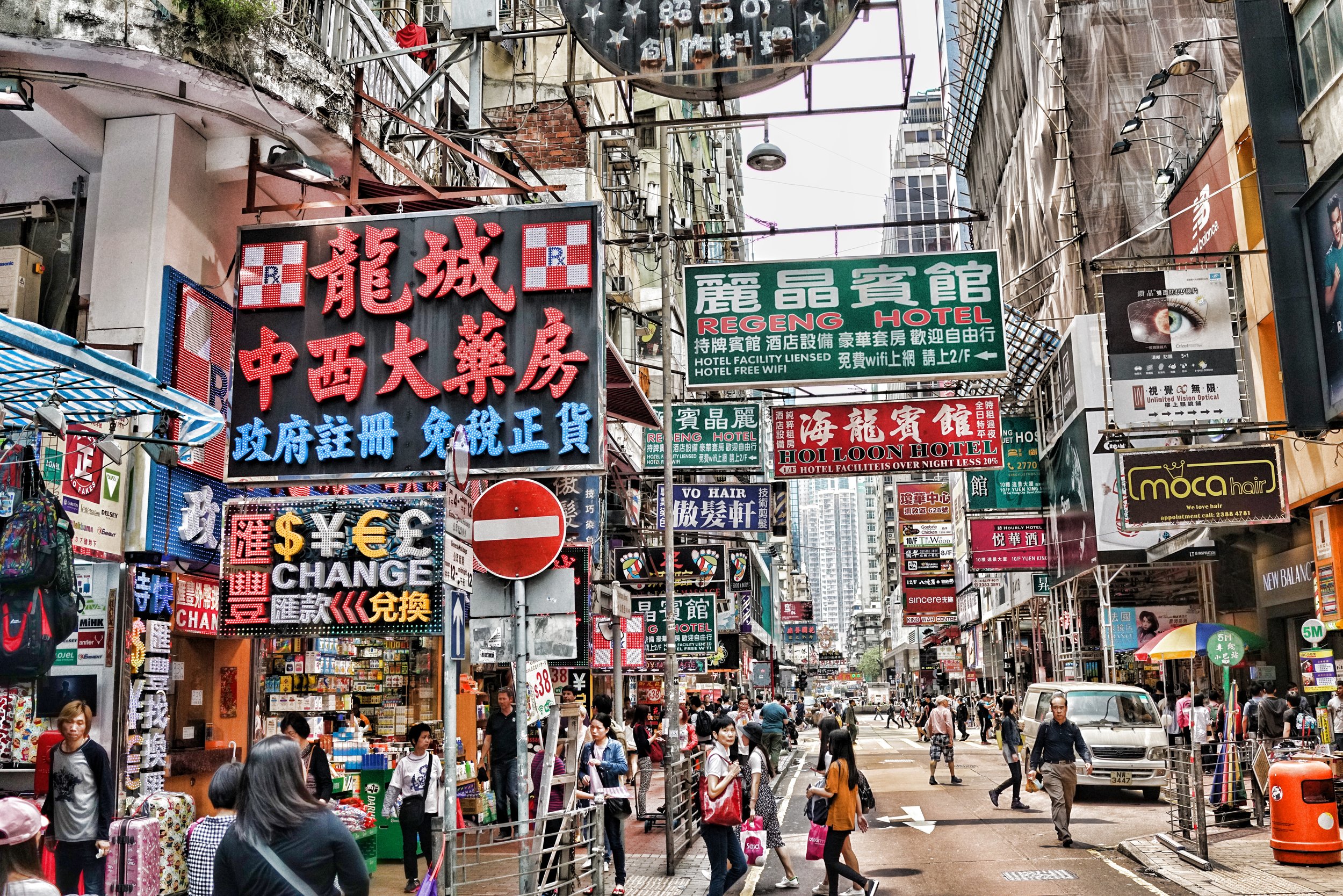 I love Kowloon street scenes like this.. it is a very busy scene, so much going on!