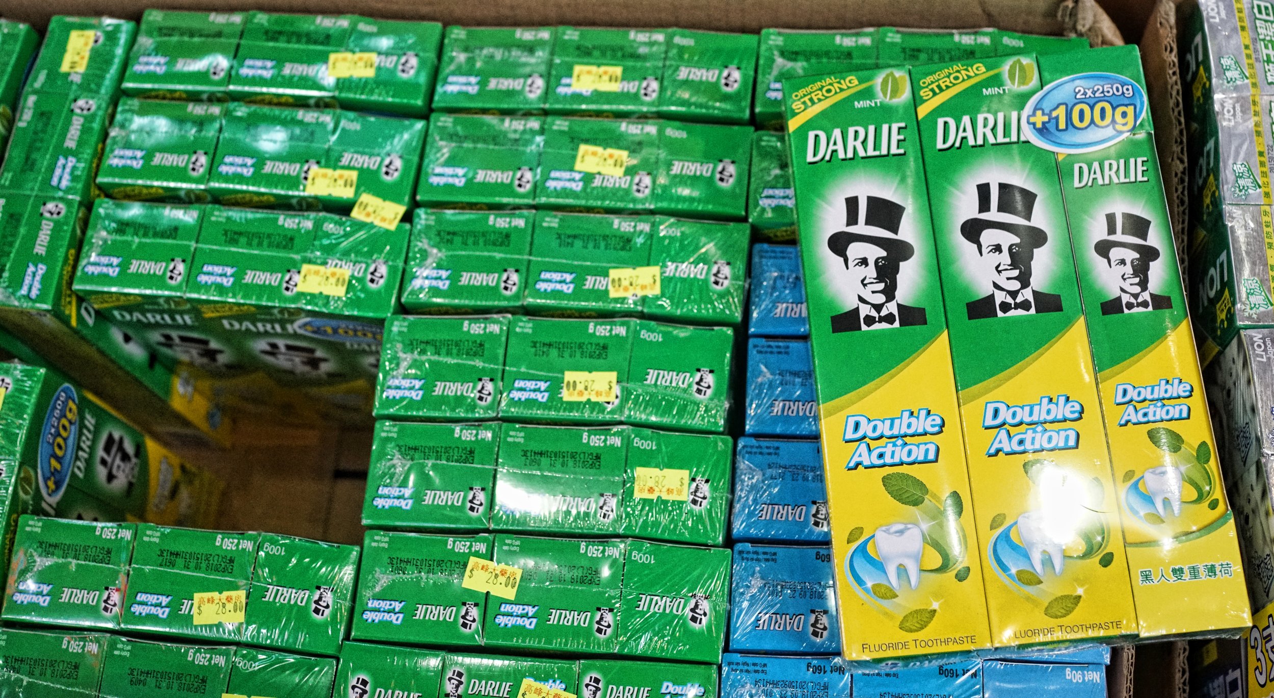 This is Darlie toothpaste, quite famous in Hong Kong as it used to be called Darkie toothpaste not so long ago! the Chinese translation basically still says Darkie toothpaste, amazing in this day and age!!