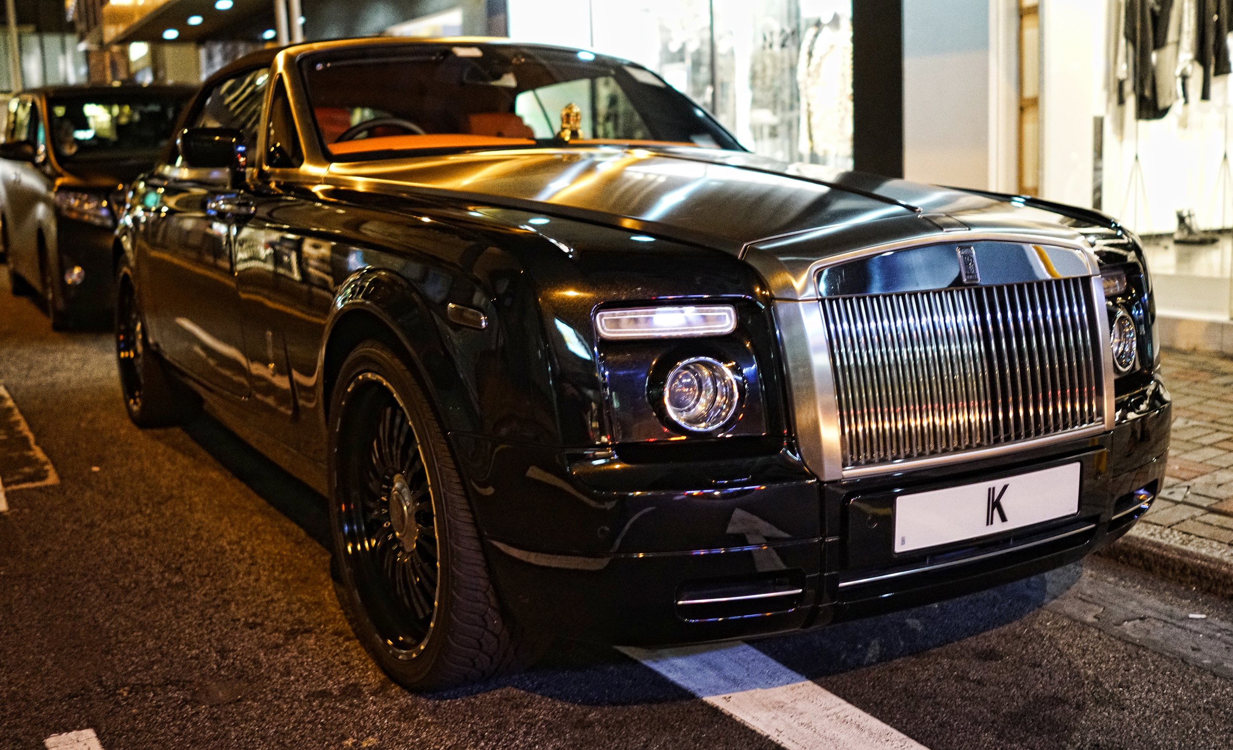 What an absolutely magnificent Rolls Royce with a great number plate which says IK but it just looks like K - spotted on Ice House Street in the business district of Hong Kong.