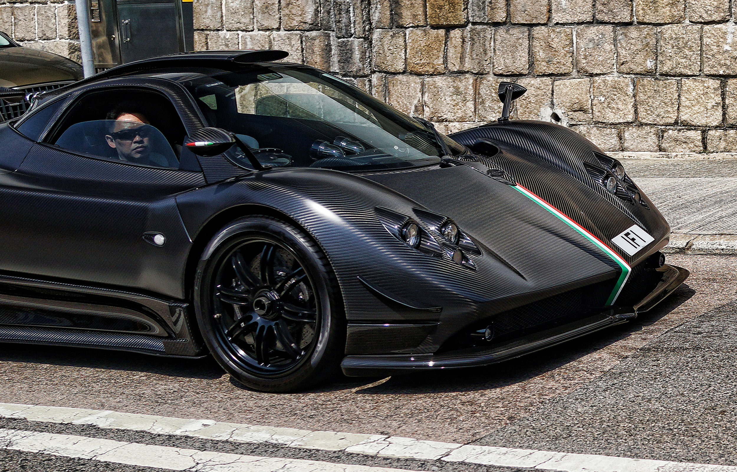 Just thought I would slip in another Pagani image and the fabulous death stare from the rich chap driving... amazing car