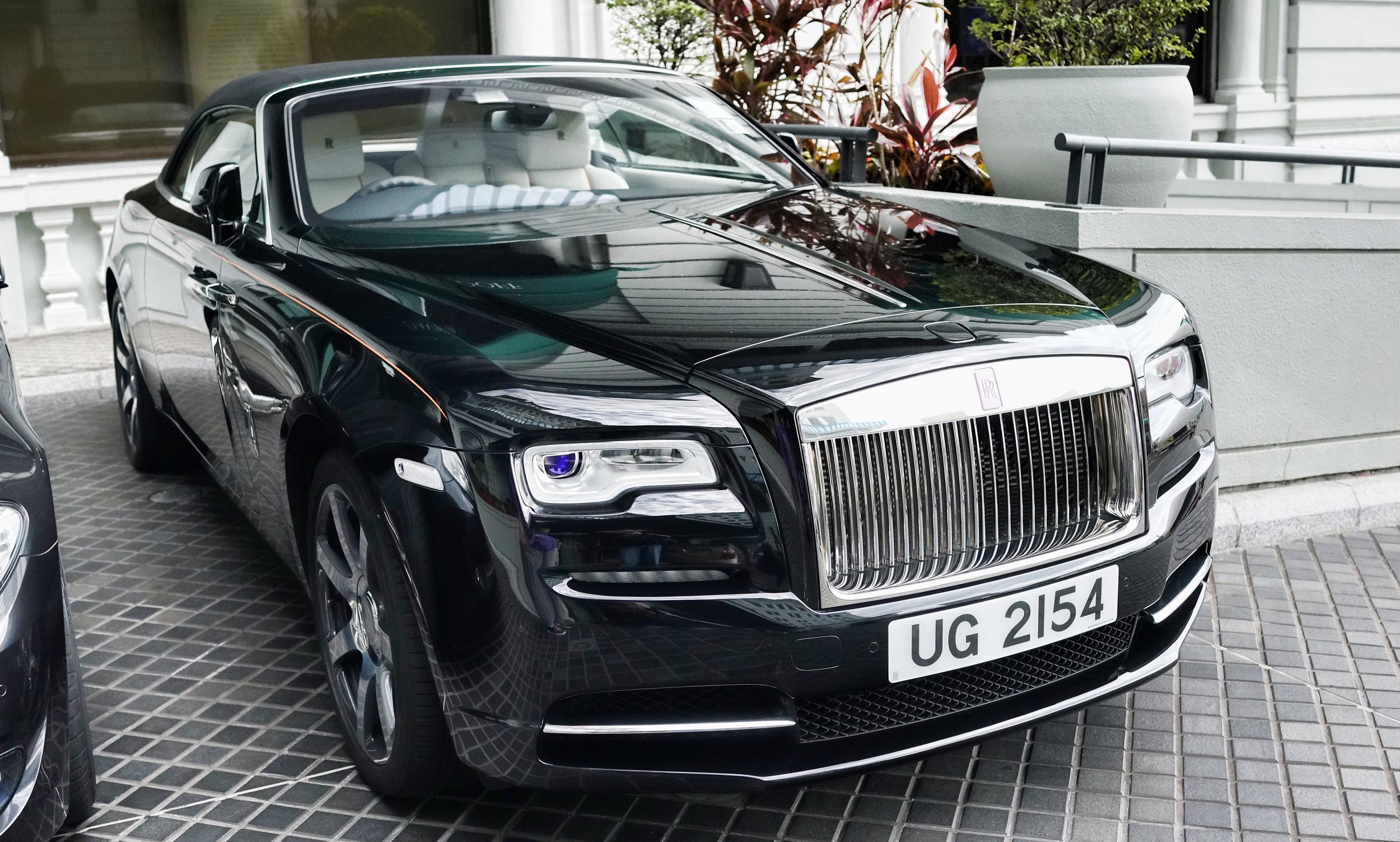 Hong Kong Airport Layover / Transit Tours - ... and if you love cars, I am your guy - I normally stop by the iconic Peninsula Hotel on tour and there are normally some amazing cars parked outside like this Rolls Royce Dawn.