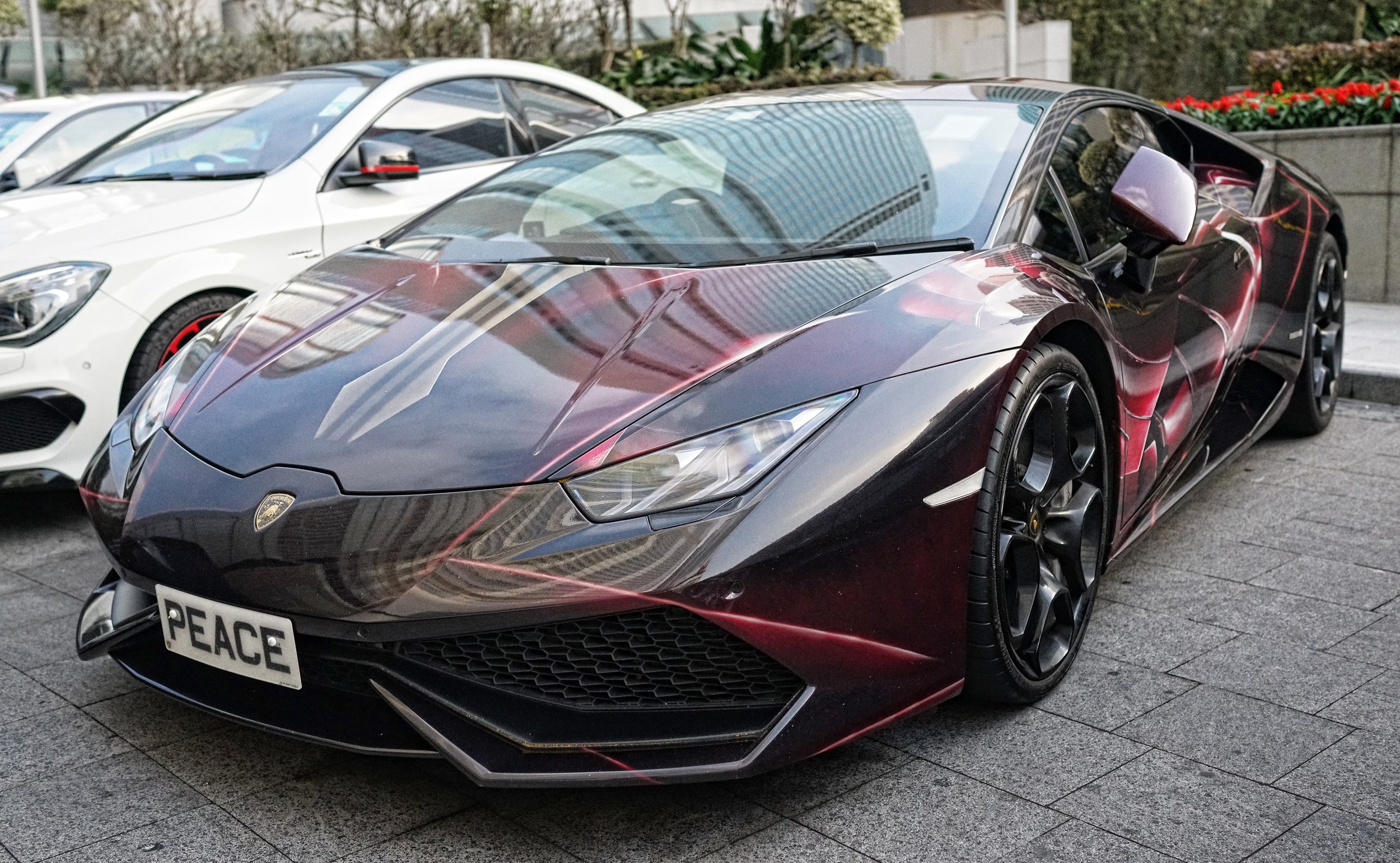 PVC wrap has become quite trendy in Hong Kong and I love the concept, on some cars it looks fabulous like this normally yellow Lamborghini Huracan, the owner who has really transformed his car has made it a real head turner. I was lucky to catch it in the car park of the wonderful Four Seasons Hotel... bumping into awesome cars is common on one of my private tours of Hong Kong.