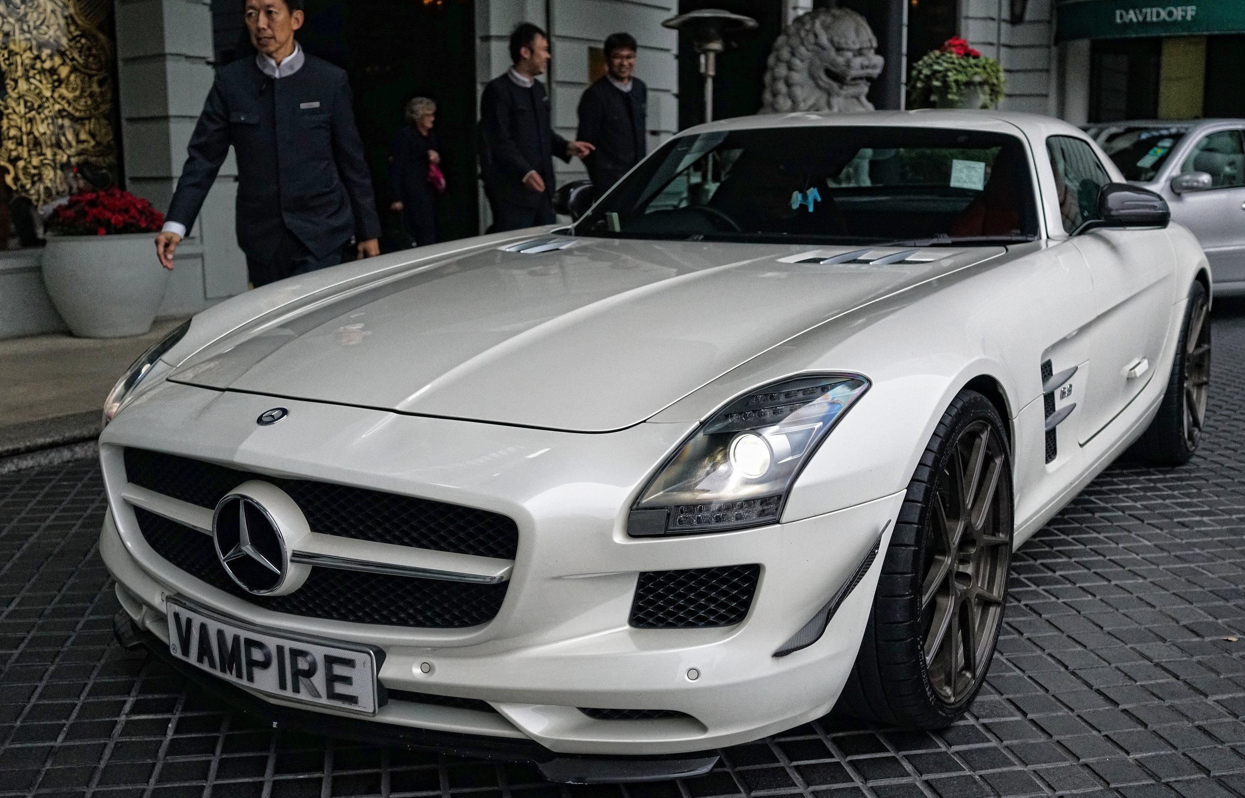 The Mercedes Benz SLS is a real classic, one of the most interesting super cars ever built and I really like it a lot and for me it has cult status because of the fabulous number plate VAMPIRE. Here it is having just arrived at the fabulous Peninsula Hotel.