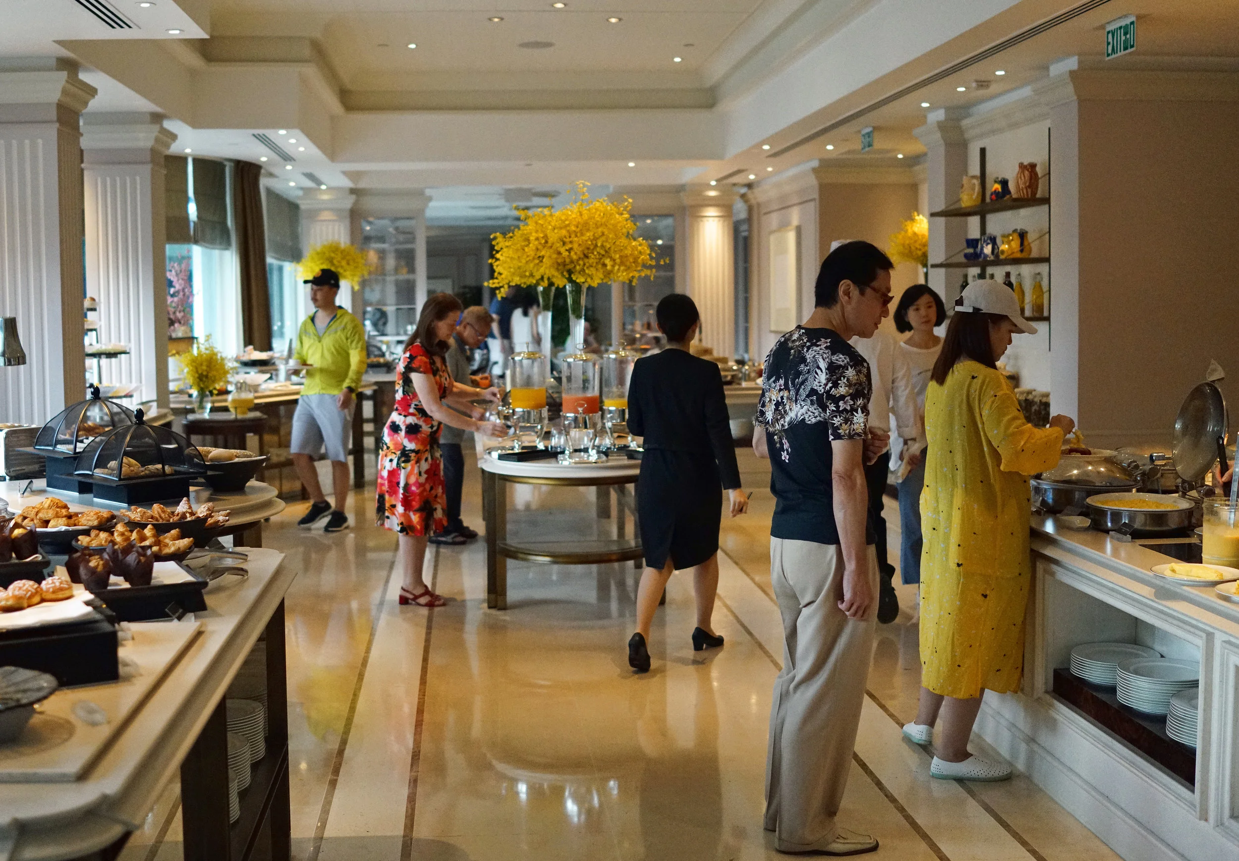 Prior to having Afternoon Tea in the Peninsula I did actually have the absolutely fabulous buffet breakfast in the Verandah on the 1st floor of the Peninsula, golly gosh.. it was fabulous, it has to be one of the best breakfast places in Hong Kong and thanks again to Craig and Deb for indulging me and to the Peninsula staff for graciously hosting a scruffy bugger like me.