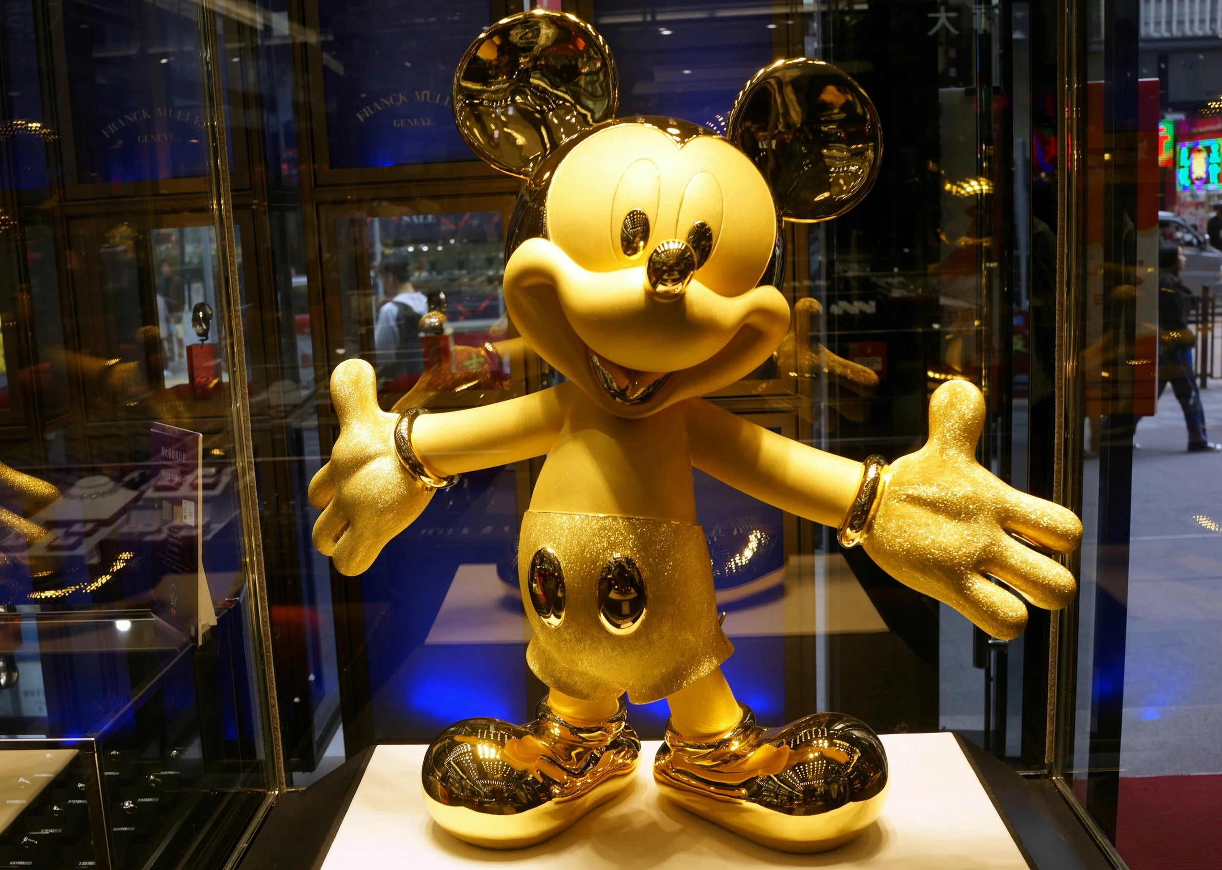 Pure 24K Gold Mickey Mouse 23lbs or 10.53kg US$425,000.jpg