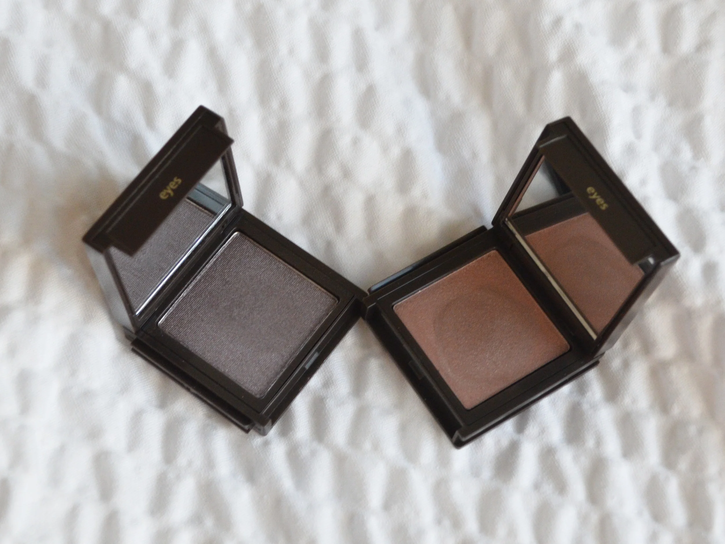 Jouer Powder Eyeshadow in Caviar review, Jouer Creme Eyeshadow in Organza review