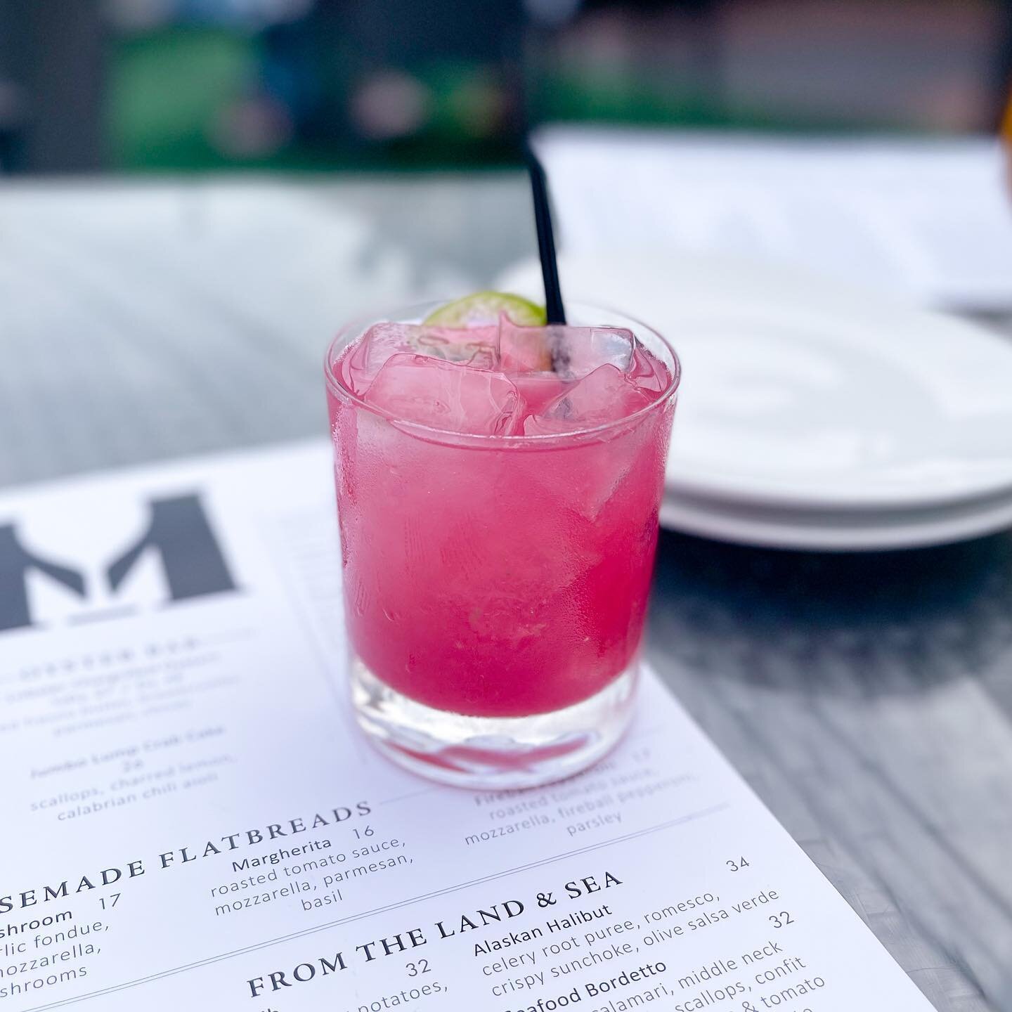 Dinner last night @mainstreetsoc! How pretty is this cocktail?? 😍Their lobster capellini is one of my fave dishes to order there. What are you up to this weekend?!