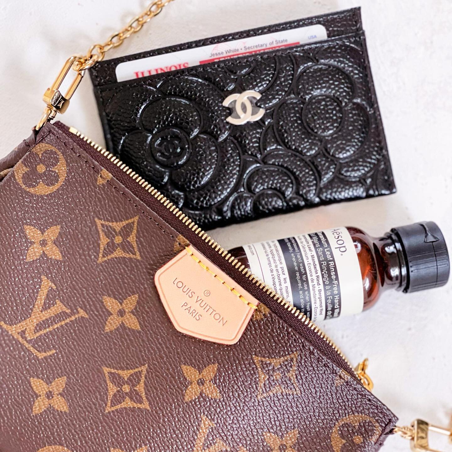 Loving this combo lately! Been taking the little pouch from the LV multipochette with me to run errands. 😍 It&rsquo;s perfect to fit keys, wallet &amp; hand sanitizer! Are you a small bag/wristlet person?? 😀