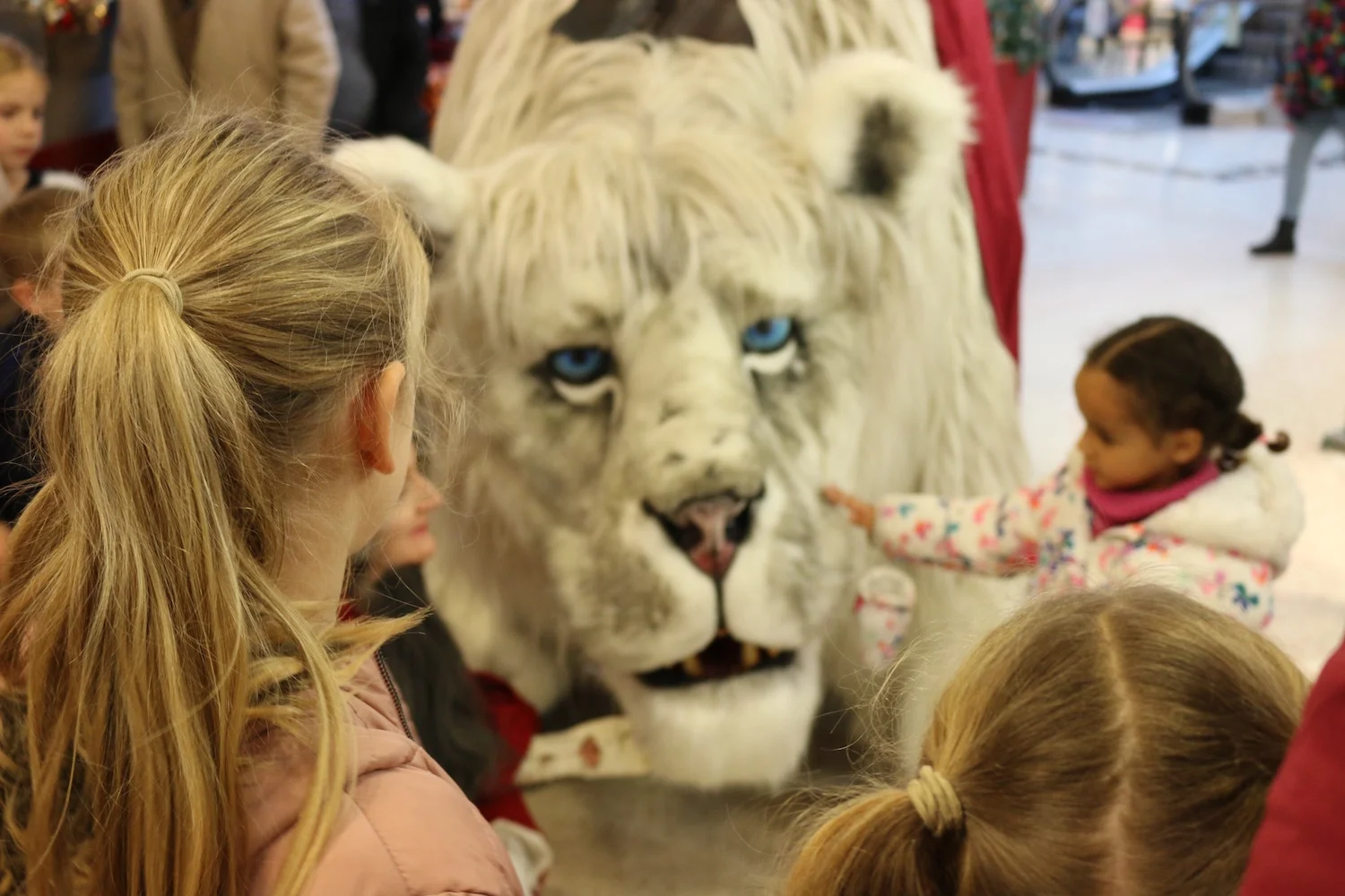 Giant Snow White Winter Lion Costume Street Performance