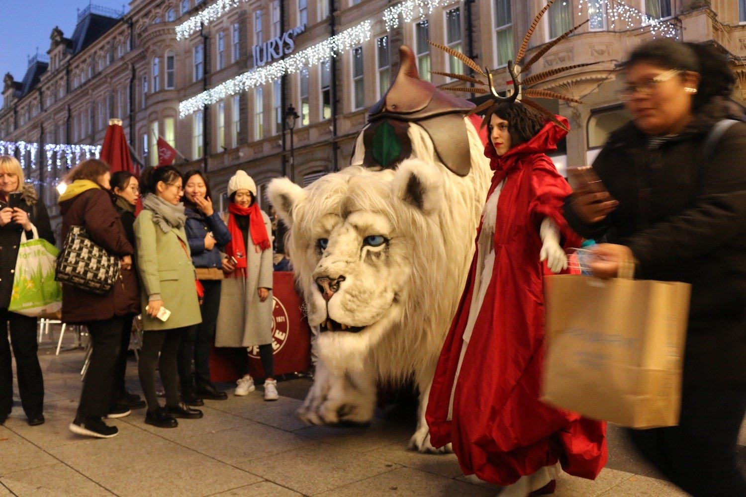 Winter Walkabout Lion and Queen