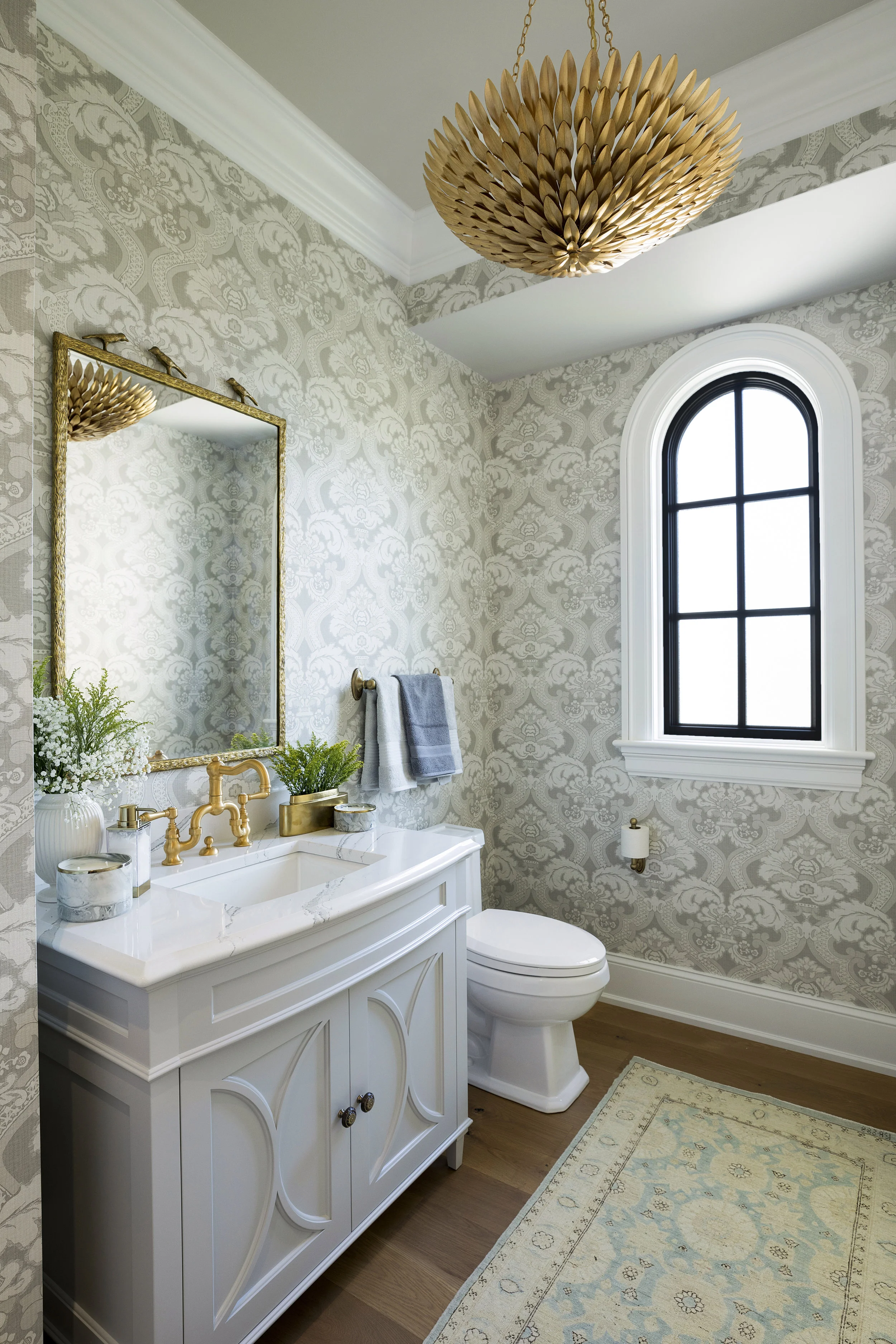 Lake Minnetonka, ASID ShOWCASE HOUSe, 2017 We had the opportunity to join twenty-four other Interior Designers on this year's Showcase House. After a year in the making, Design by Lisa was able to unveil the Entry, Powder Room, Staircase and Upstairs Hallway. We love how fresh this Chateau Powder Bath turned out! 