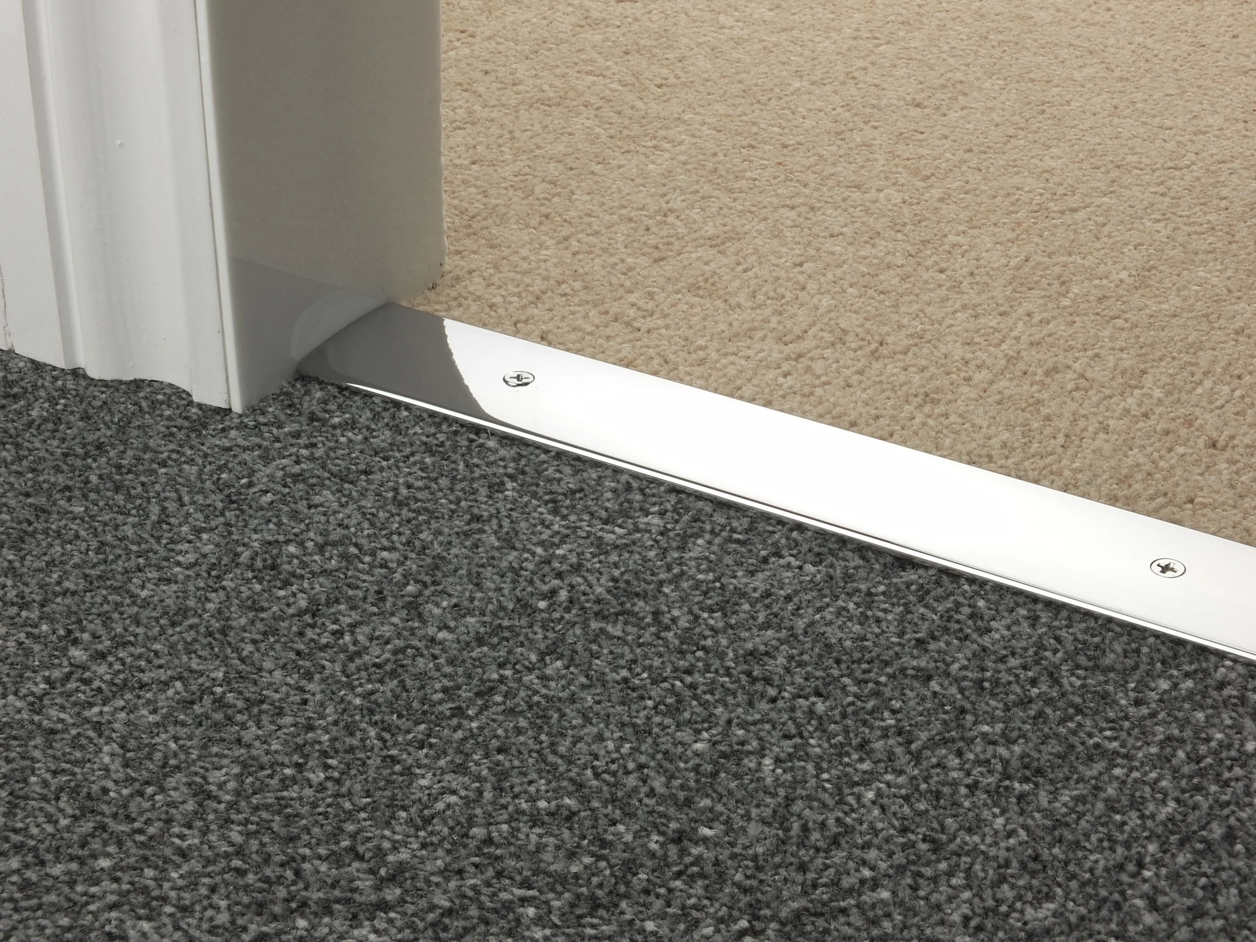 door_bar_chrome_cover_carpet_carpet.jpg