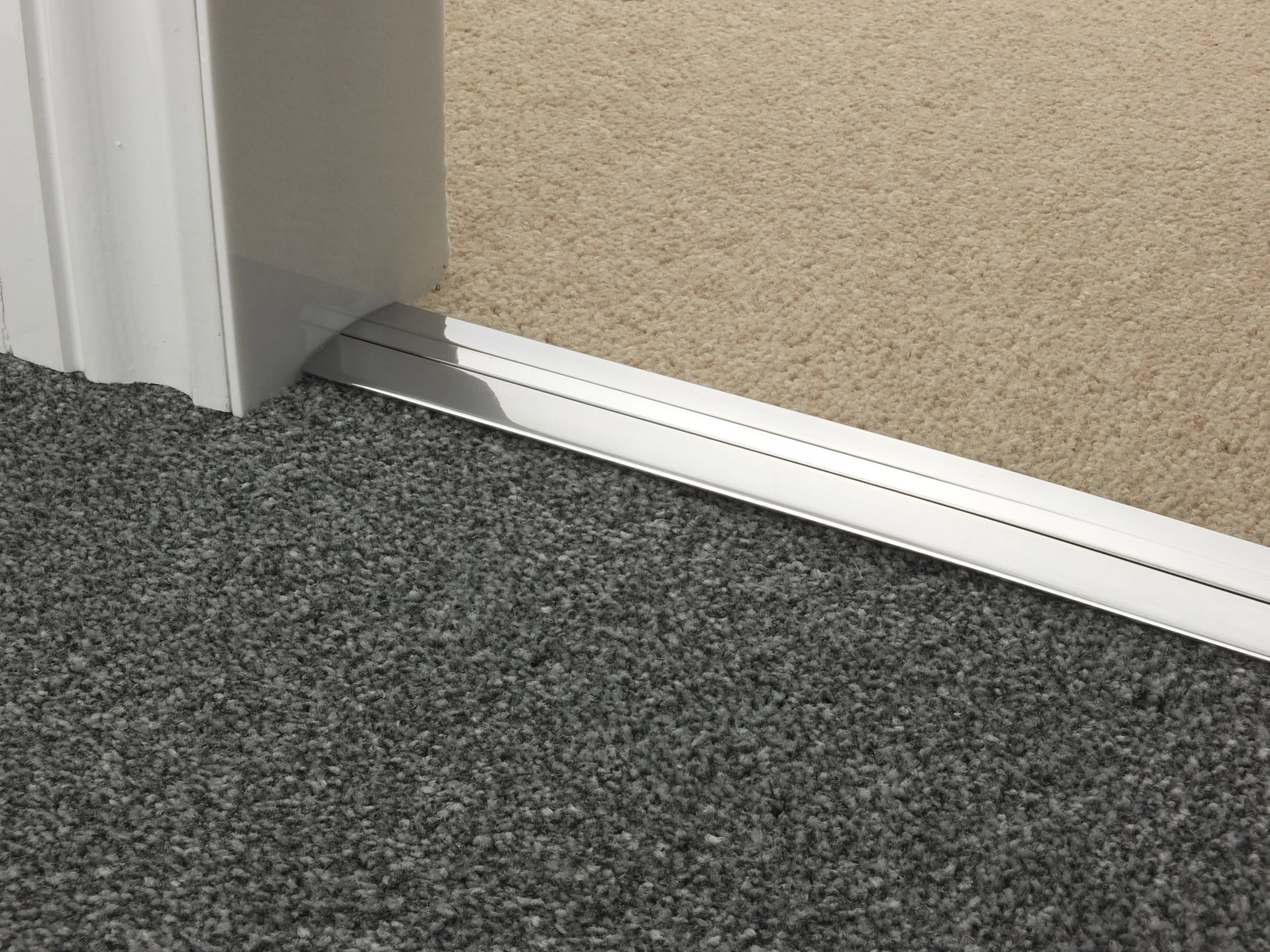 door_bar_brushed_chrome_posh38_carpet_carpet.jpg