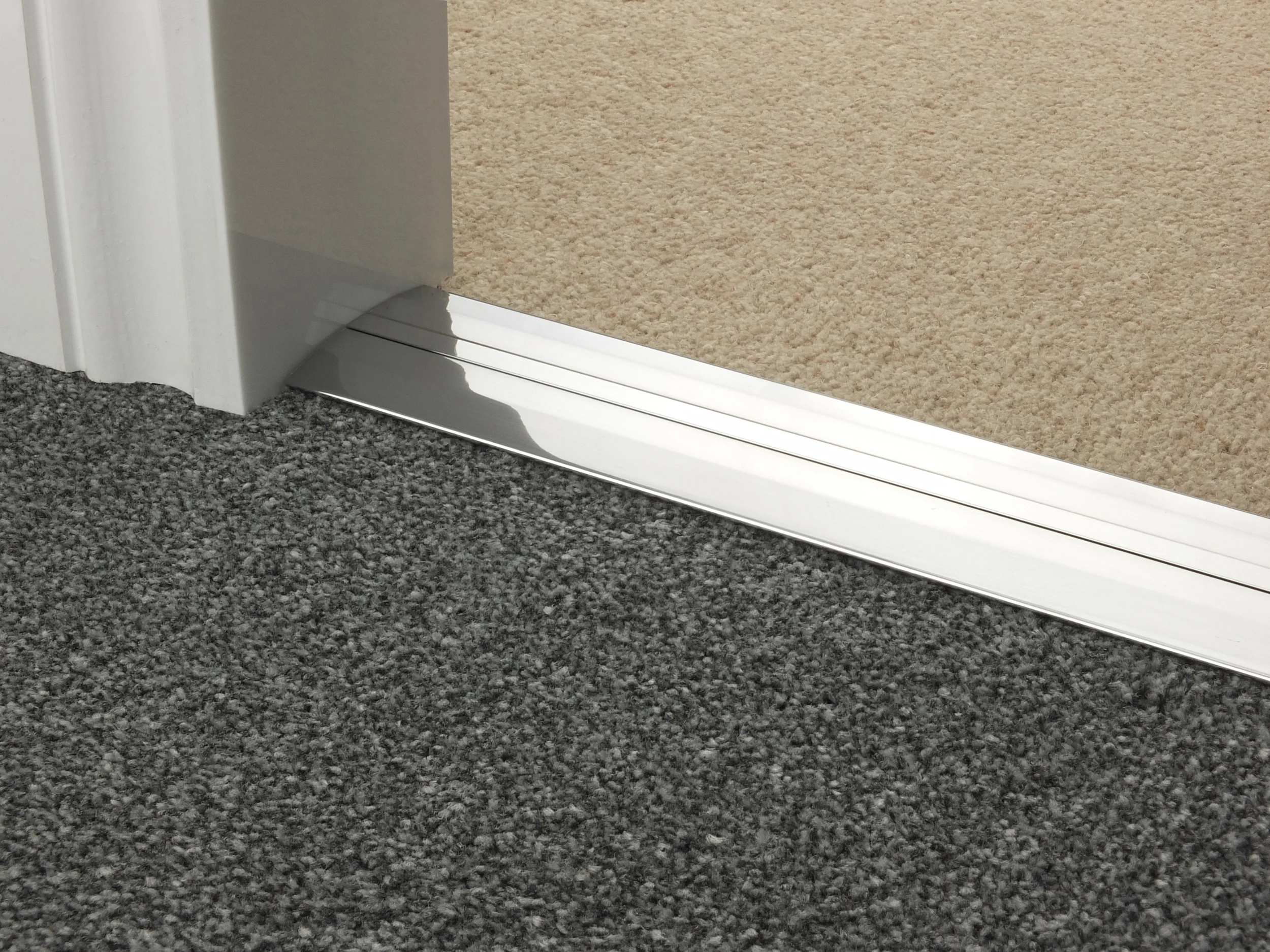 door_bar_brushed_chrome_posh55_carpet_carpet.jpg