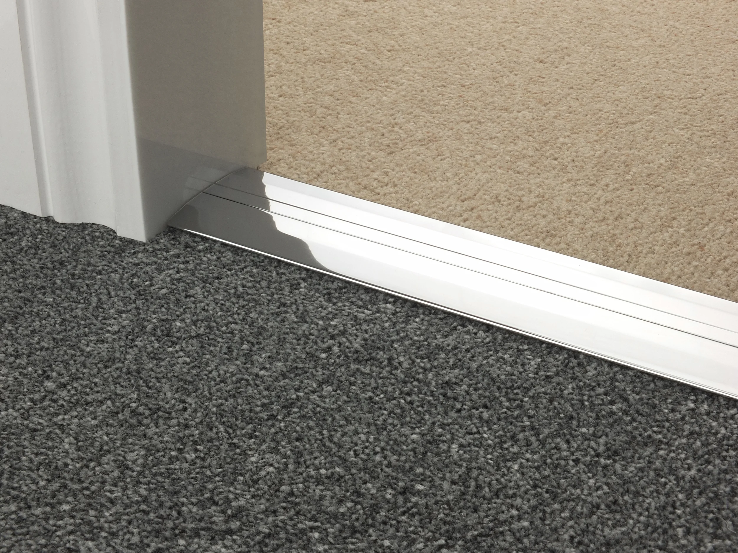 door_bar_chrome_posh55_carpet_carpet.jpg