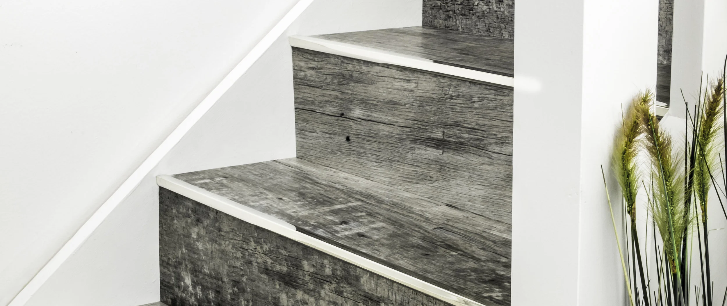 Stairrods-polished-nickel-little-nose-stair.jpg