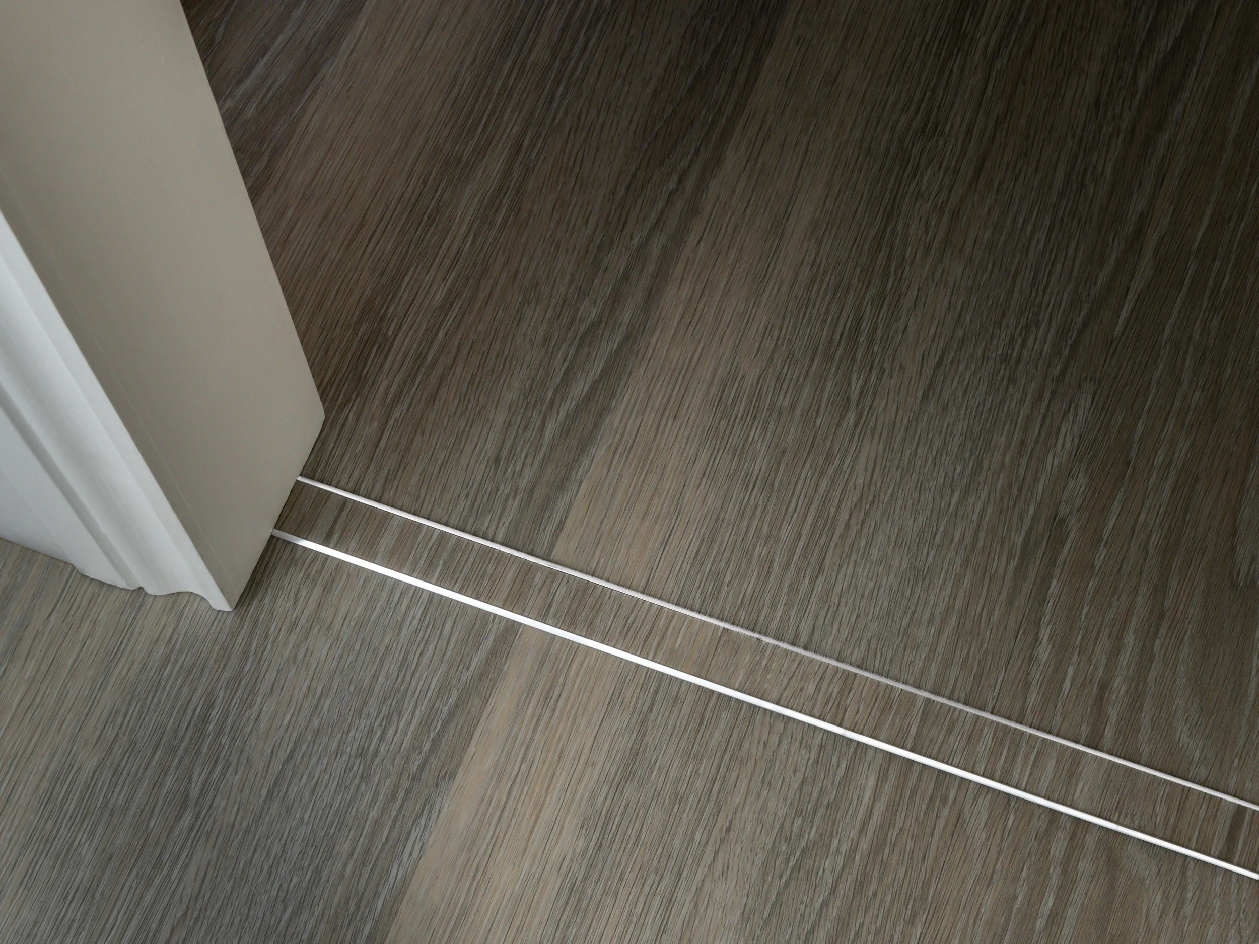 stairrods-uk-chrome-ali-tramline-polyflor-expona-encore-rigid-persian-limed-oak-1mma.jpg