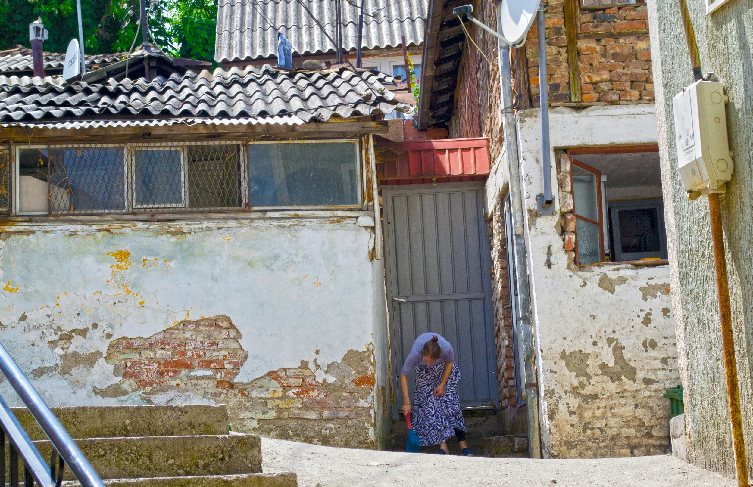 HM9skopje-womansweep5-10-12.jpg