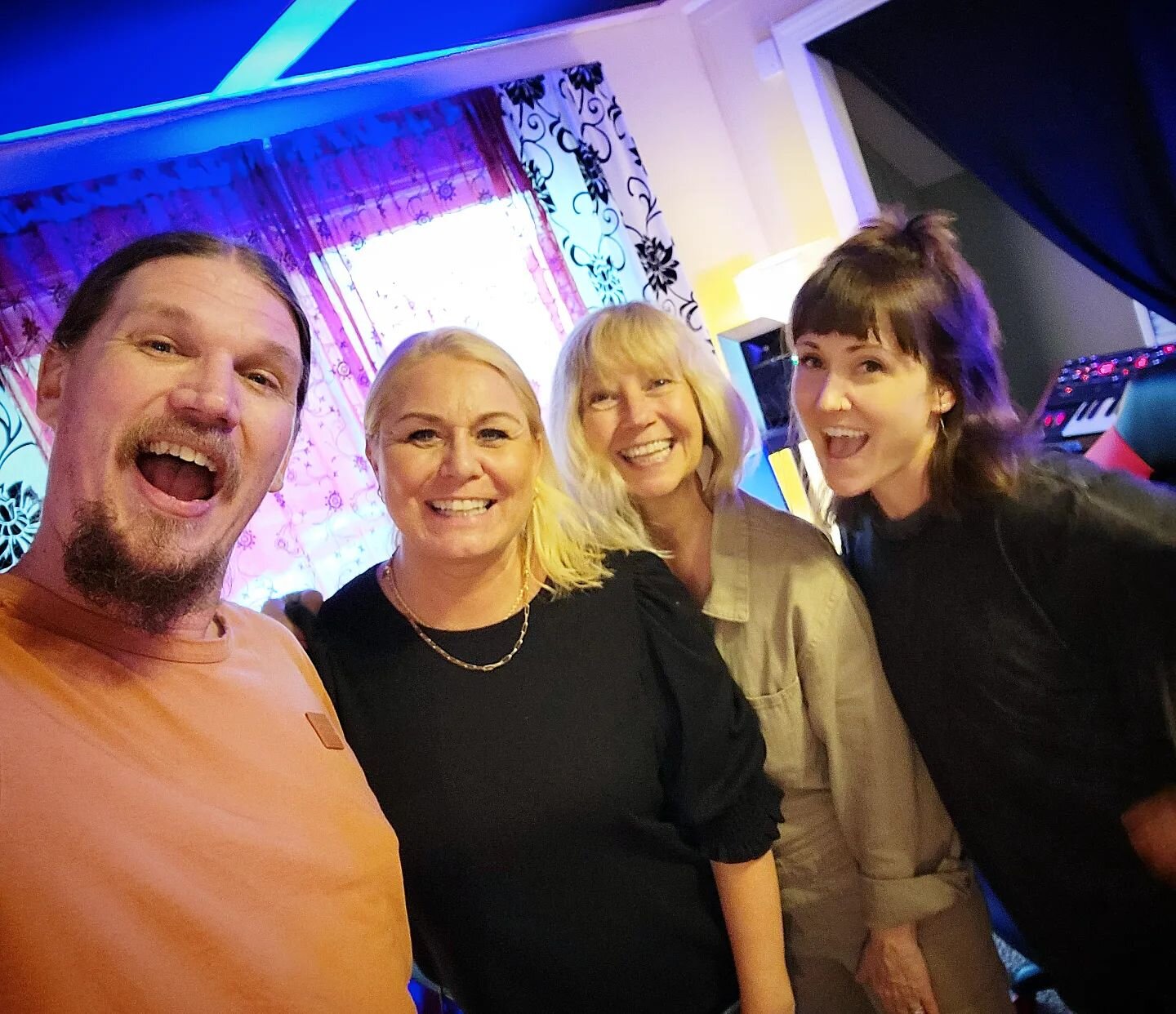 We wrote 2 songs today with this dream crew!! @ragnhildhiisaanestad @solveig_leithaug &amp; @rhyan_shirley
So amazing to be a part of these amazing projects!! Grateful!
🙌🙌🙌
@oslosoulteens @oslosoulchildren